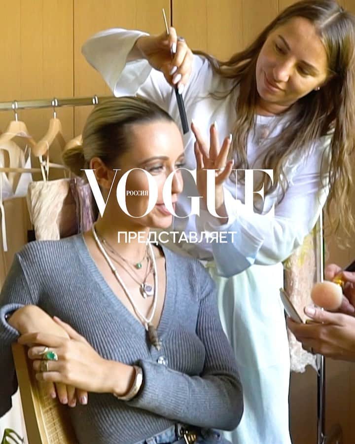 Nataly Osmannのインスタグラム：「#mfw for @voguerussia . 1 min and a lot of work behind the scenes. Thank u team :  Video @nikita_demydko  Style @ibragimgatsiev  Makeup @anna_korn  Hair @hairstylistmilano  Недавно прочитала гениальную фразу : «Мне везло. И чем больше я работал, тем больше мне везло». 1 мин о Неделе Моды в Милане для @voguerussia . Спасибо моей Супер команде, за супер мастерство.」