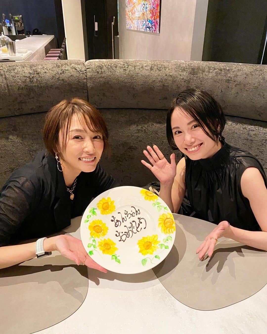 杏さゆりさんのインスタグラム写真 - (杏さゆりInstagram)「今年もてらちゃんにお誕生日お祝いをしてもらいました☺️💕✨ . L'a rgent @largent_ginza  . 銀座でフレンチ🥺🥺🥺 なんてファビュラス💋❤️（叶姉妹さん風w） . 豪華過ぎて幸せでしたあ❤️❤️❤️ もぅ、どれもこれもめちゃめちゃ美味しいくて。。。 また行きたい🤤💕 . そして、ドレスコードBLACKでしたっけ？🤔 話してないのに たまたま2人ともオールブラック😂😂😂 . きゃわゆいキャスケットをプレゼントに頂きました🎁💕 寒くなってきたからそろそろかぶれるかなあ☺️❤️ . 素敵な写真沢山撮ってくれたからちょこちょこアップします🙌✨ . 今年もてらちゃんありがとーーー☺️☺️☺️💕💕💕 . #寺田有希 @terada_yuki  #38歳 #birthday #誕生日　#9月20日 #9月20日生まれ  #杏さゆり　#SayuriAnzu」10月5日 17時27分 - anzu_sayuri_official