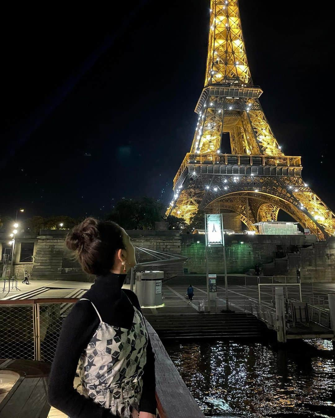 ジスさんのインスタグラム写真 - (ジスInstagram)「Paris was wonderful as ever 🖤 Thank you to my @dior @diorbeauty family for an unforgettable week 🌟  This trip was a dream, but the warm welcome from all my Blinks made it so much more special. ✨ Seeing the flowers, letters and beautiful smiles made me realize how much I missed you guys! Thank you for the memories Blinks—all my love to you! ❤️‍🔥」10月5日 16時15分 - sooyaaa__