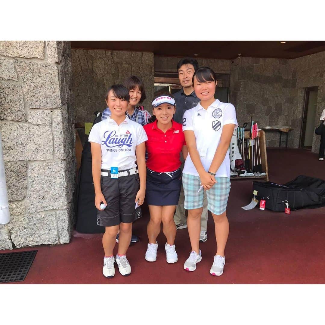 有村智恵さんのインスタグラム写真 - (有村智恵Instagram)「先週の日本女子オープン、応援ありがとうございました😊 最終日の上がり２ホールのボギーが悔しくて悔しくて未だに引きずってますが、数週間前の自分と比べたらだいぶ良くなってるよな、と言い聞かせながらまた今週に向けて調整したいと思ってます。  そして先週はサントリーに引き続きまた嬉しい出来事がありました。 2014年の智恵サンタで出会った山本優花ちゃんが、女子オープンの予選会を突破して本戦に出場していたので、声をかけてくれた鈴木愛ちゃんと一緒に練習ラウンドができました🥰  出会った頃は小学生だったよね？って話してたけど、日付調べたら7年前です。わお。笑  あれからたまに試合を観に来てくれたり、同じ試合に出場していたりと、ゴルフを頑張っていることは知っていたけれど、こうやってメジャーの舞台で一緒にラウンド出来て、しかも予選を通ってる姿を見る事ができてこの上ない幸せでした。  あの時は一緒に水族館に行ったりボーリングをしたりしたんですが、ちょっと緊張してたり人見知りしてる様子であまりお話出来ず、本当に楽しんでもらえたかなぁと心配してたのを覚えてます。 でも今回一緒にラウンドして、ゴルフの話を色々と質問してくれる姿を見て、もうおばさんは涙腺緩みまくりでした。（誰目線だよって話ですが。笑）  子供たちの夢を叶えたいと思って始めた企画でしたが、月日が経ってこんな風に自分が夢をもらったり幸せをもらう形になってしまいました。  いつか試合で回れる日を夢見て私もこれからも頑張ろうと思います！ 優花ちゃん、ほのかちゃん、そしてご両親の方々、本当にありがとうございました😊❤️  #日本女子オープン #女子ゴルフ #女子プロゴルフ #jlpga #jga #golf #golfer #智恵サンタ #こんな素敵な1週間の締めは #堀琴音とのツーサムラウンドでした #堀さんは相変わらず #心の中の声が全部表に出てました #堀さんの結果に対する一喜一憂具合に #むしろ未だにこんな選手がいるんだなと #感心してました #いやごめんなさい #ちょっと笑ってました #こっちゃん素敵な最終日をありがとう　笑」10月5日 16時31分 - chiearimura