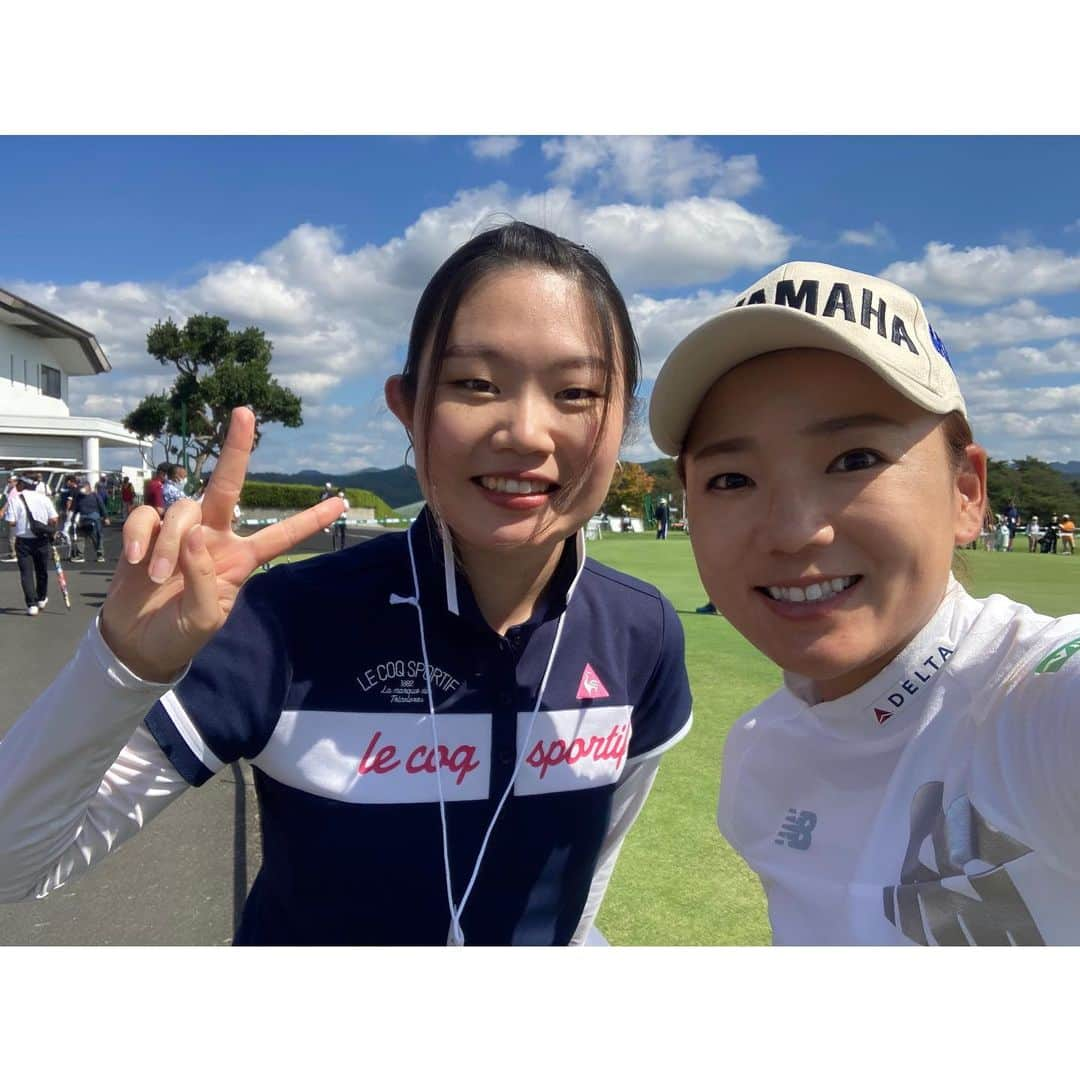 有村智恵さんのインスタグラム写真 - (有村智恵Instagram)「先週の日本女子オープン、応援ありがとうございました😊 最終日の上がり２ホールのボギーが悔しくて悔しくて未だに引きずってますが、数週間前の自分と比べたらだいぶ良くなってるよな、と言い聞かせながらまた今週に向けて調整したいと思ってます。  そして先週はサントリーに引き続きまた嬉しい出来事がありました。 2014年の智恵サンタで出会った山本優花ちゃんが、女子オープンの予選会を突破して本戦に出場していたので、声をかけてくれた鈴木愛ちゃんと一緒に練習ラウンドができました🥰  出会った頃は小学生だったよね？って話してたけど、日付調べたら7年前です。わお。笑  あれからたまに試合を観に来てくれたり、同じ試合に出場していたりと、ゴルフを頑張っていることは知っていたけれど、こうやってメジャーの舞台で一緒にラウンド出来て、しかも予選を通ってる姿を見る事ができてこの上ない幸せでした。  あの時は一緒に水族館に行ったりボーリングをしたりしたんですが、ちょっと緊張してたり人見知りしてる様子であまりお話出来ず、本当に楽しんでもらえたかなぁと心配してたのを覚えてます。 でも今回一緒にラウンドして、ゴルフの話を色々と質問してくれる姿を見て、もうおばさんは涙腺緩みまくりでした。（誰目線だよって話ですが。笑）  子供たちの夢を叶えたいと思って始めた企画でしたが、月日が経ってこんな風に自分が夢をもらったり幸せをもらう形になってしまいました。  いつか試合で回れる日を夢見て私もこれからも頑張ろうと思います！ 優花ちゃん、ほのかちゃん、そしてご両親の方々、本当にありがとうございました😊❤️  #日本女子オープン #女子ゴルフ #女子プロゴルフ #jlpga #jga #golf #golfer #智恵サンタ #こんな素敵な1週間の締めは #堀琴音とのツーサムラウンドでした #堀さんは相変わらず #心の中の声が全部表に出てました #堀さんの結果に対する一喜一憂具合に #むしろ未だにこんな選手がいるんだなと #感心してました #いやごめんなさい #ちょっと笑ってました #こっちゃん素敵な最終日をありがとう　笑」10月5日 16時31分 - chiearimura