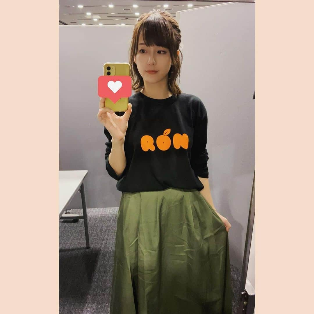 瑞原明奈さんのインスタグラム写真 - (瑞原明奈Instagram)「昨日の。髪型とメイクの記録用に撮ったんだけど我ながら｢なんだそのかお｣って表情🙂 2枚目は私服RONティー🍊スカートくしゃくしゃ  Ｍリーグ開幕しました！本日パイレーツ初陣です🏴‍☠️   #unextpirates  #Ｍリーグ」10月5日 16時43分 - akinamz