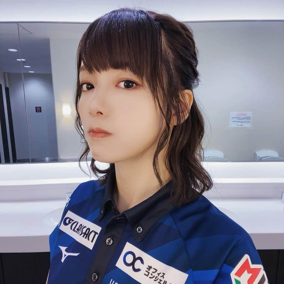 瑞原明奈のインスタグラム：「昨日の。髪型とメイクの記録用に撮ったんだけど我ながら｢なんだそのかお｣って表情🙂 2枚目は私服RONティー🍊スカートくしゃくしゃ  Ｍリーグ開幕しました！本日パイレーツ初陣です🏴‍☠️   #unextpirates  #Ｍリーグ」
