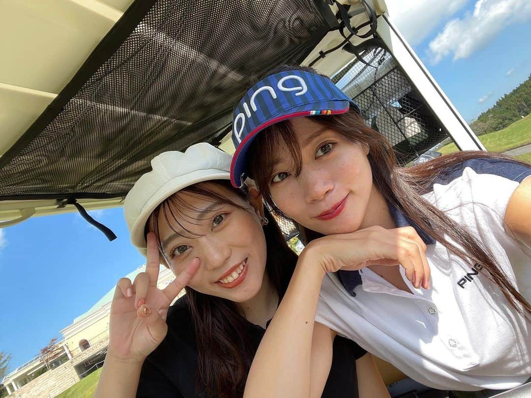 千葉えりかさんのインスタグラム写真 - (千葉えりかInstagram)「念願の！！！ ちさちゃんとラウンド⛳️❤️ ずっとずっと誘ってくれてたのになかなかタイミング合わなくて🥲 やっと一緒に来れた🙌💕  楽しすぎてふざけ倒した動画たくさんあるけどひとまずいまは封印しておきます。笑 スコアはだいぶ甘やかしてもらって126😂 まだまだこれからですな😘❤️  てゆか最近わたしこのピース✌️しかしてなくない？🤣  #ゴルフ女子#ゴルフ初心者🔰#ゴルフラウンド」10月5日 17時00分 - erika_chiba