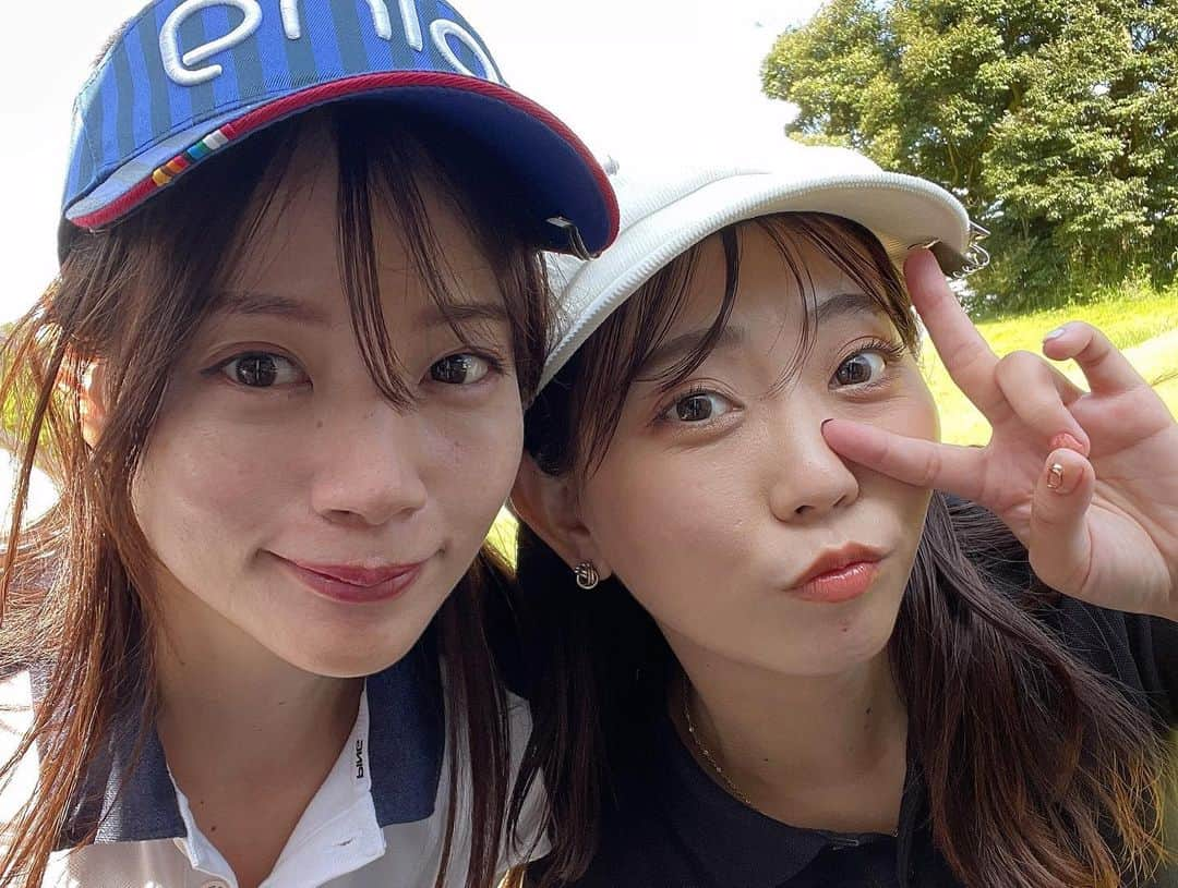 千葉えりかさんのインスタグラム写真 - (千葉えりかInstagram)「念願の！！！ ちさちゃんとラウンド⛳️❤️ ずっとずっと誘ってくれてたのになかなかタイミング合わなくて🥲 やっと一緒に来れた🙌💕  楽しすぎてふざけ倒した動画たくさんあるけどひとまずいまは封印しておきます。笑 スコアはだいぶ甘やかしてもらって126😂 まだまだこれからですな😘❤️  てゆか最近わたしこのピース✌️しかしてなくない？🤣  #ゴルフ女子#ゴルフ初心者🔰#ゴルフラウンド」10月5日 17時00分 - erika_chiba