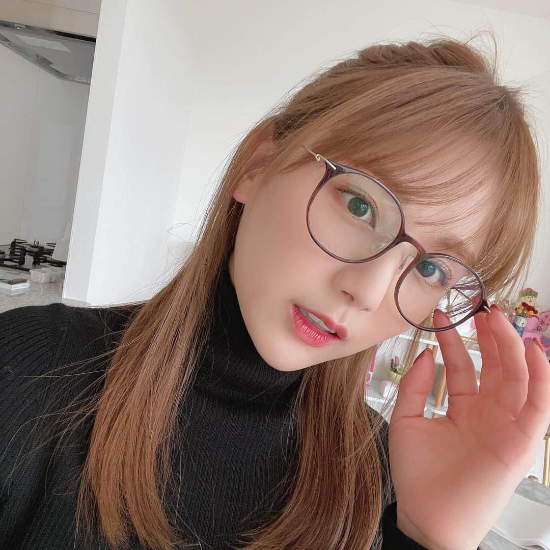 ひよんのインスタグラム：「🥸🤓  @jins_japan で買ったブルーライトカットのメガネ お気に入りだよー💓 めーちゃくちゃ軽いやつ！！  #ひよん」