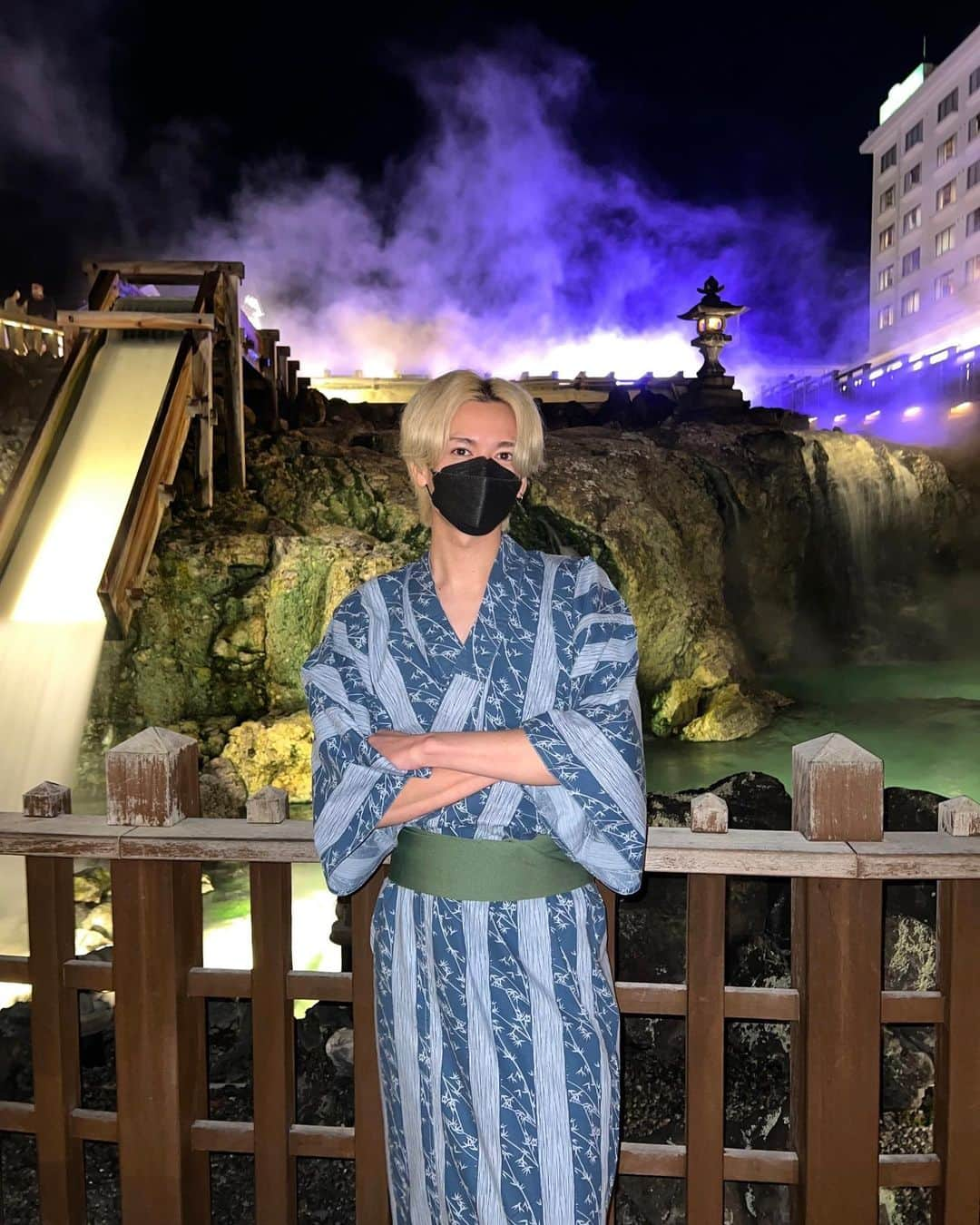 石黒慎太郎のインスタグラム：「温泉の季節♨️♨️♨️ 夜の湯畑めっちゃ良かった！！ #草津温泉 #草津温泉湯畑  #草津  #温泉 #湯畑」