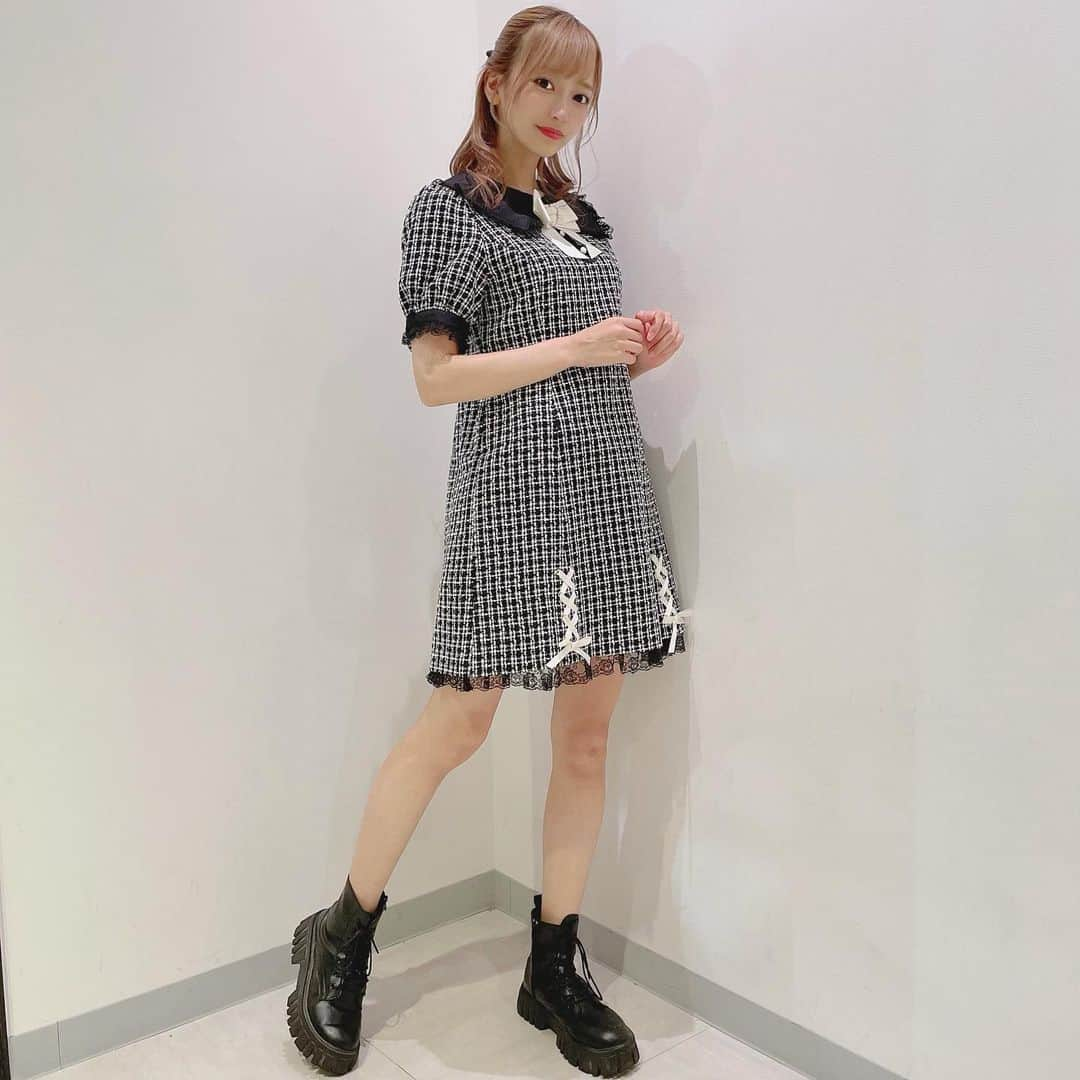 吉沢朱音さんのインスタグラム写真 - (吉沢朱音Instagram)「フリフリめの服🙃👗 この丈のワンピは足が細く見えて好き！ 昨日の渋谷マグネットでのスピリッツサイン会で 衣装としてお借りしました〜！ #シークレットハニー また着ようかな？ꪔ̤̮‪ . . . #secrethoney #シーハニ #shibuya109」10月5日 8時49分 - nesomagic72