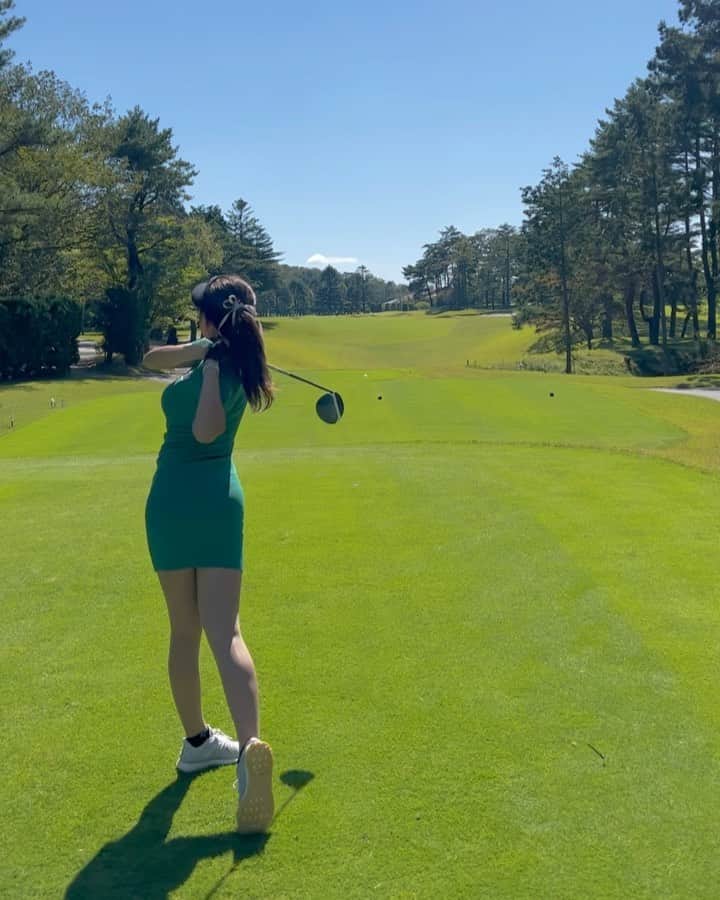 のインスタグラム：「迷子のまいごるふ。 最近スイング迷子です。 地道にがんばろう⛳️🔥  可愛いワンピは @noelreussir_official 💚 シルエット綺麗すぎ☺️💕  ゴルフウェアでニットワンピってあんまりないからいいね♡ . #まいごるふ#ゴルフ#ゴルフ女子#ゴルフスイング#ゴルフウェア#ゴルフコーデ#maigolf#golf#golfswing#golfwear#골프#골프스윙#골프중독#골프웨어」