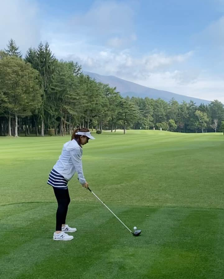 RIKAのインスタグラム：「. 軽井沢だとよく飛ぶ🐥 標高が高いからかな🗻 . でも山の目が強くてパターがダメです。。 結果いつもと変わらないスコア🥲 . . . #ゴルフ#golf#⛳️#ゴルフ女子#ゴルフ好き#ゴルフウエア#ゴルフコーデ#ゴルフスイング#골프 #골프웨어 #골프스윙 #여행 #해외여행 #골프스타그램 #골프중독 #와인 #소주 #좋은시간 #妊娠中#妊婦ゴルファー」