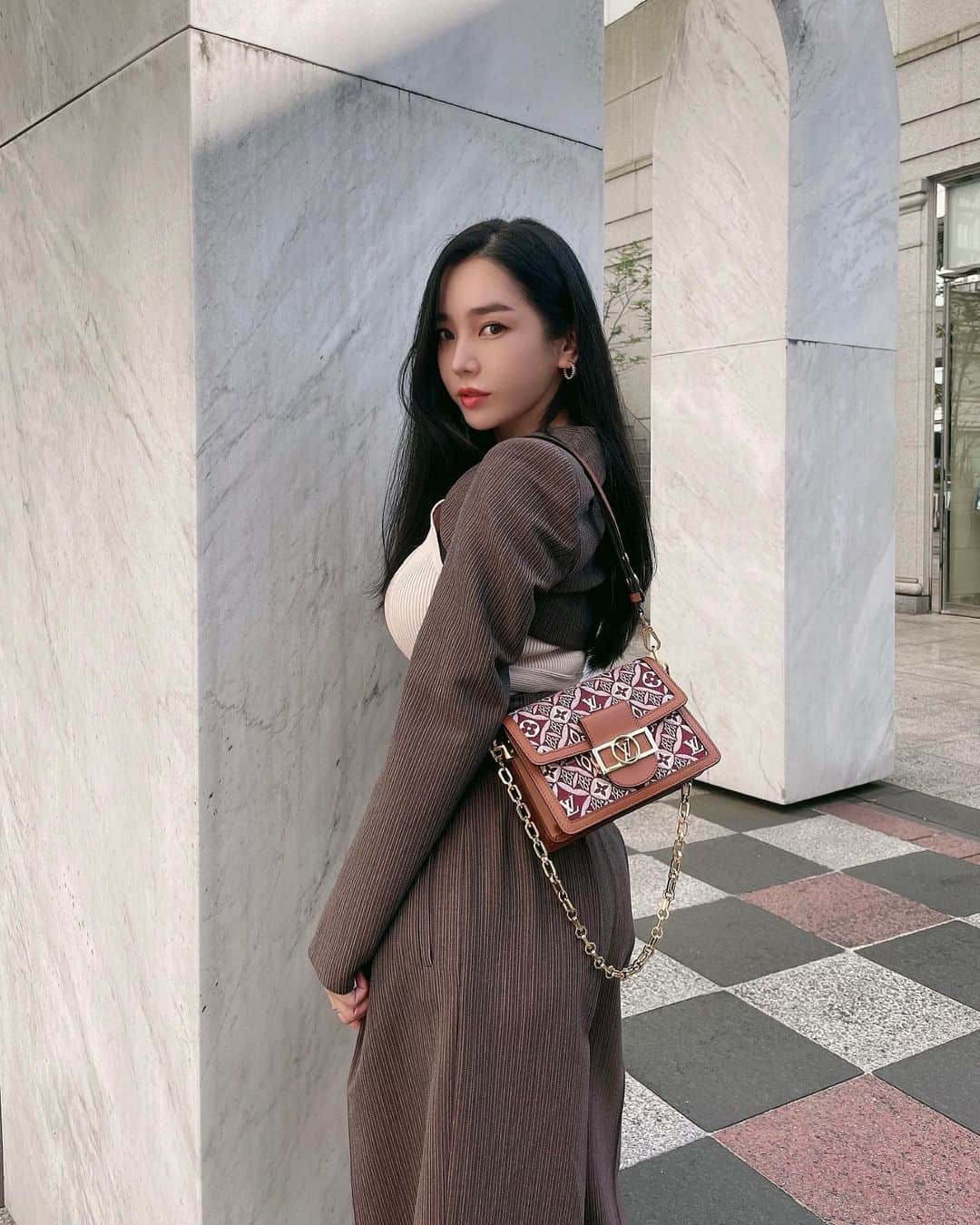 megbabyのインスタグラム：「最近はすっかり秋服モードなんですが、パリコレはもう春夏🤎 連日盛り上がっていてすでに春夏がたのしみ(それまでには魔の2キロを落とす予定🥺一生落ちない🥺)  パリコレ最終日はLouisVuitton 2022年春夏 ウィメンズ ファッションショーですね🤎🧩 6日の日本時間２時AMに公式HPと　@louisvuitton で配信されるそうです✨」