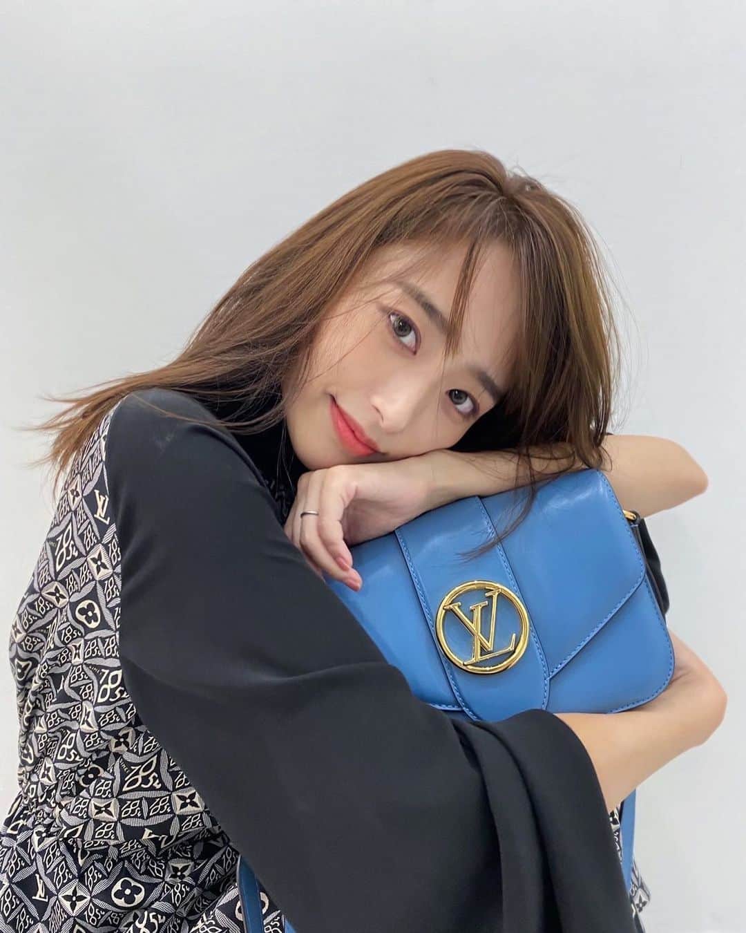 近藤千尋のインスタグラム：「おはようございます🌞 今日はLOUIS VUITTON  の 2022ssのショーが開催します♡♡♡ 楽しみだなぁ😍💕  日時：  10月5日（火）　 🕐パリ時間７時PM 🕐日本時間６日 ２時AM  @louisvuitton @nicolasghesquiere  さて、 今日も頑張りましょう🙆‍♀️👋」