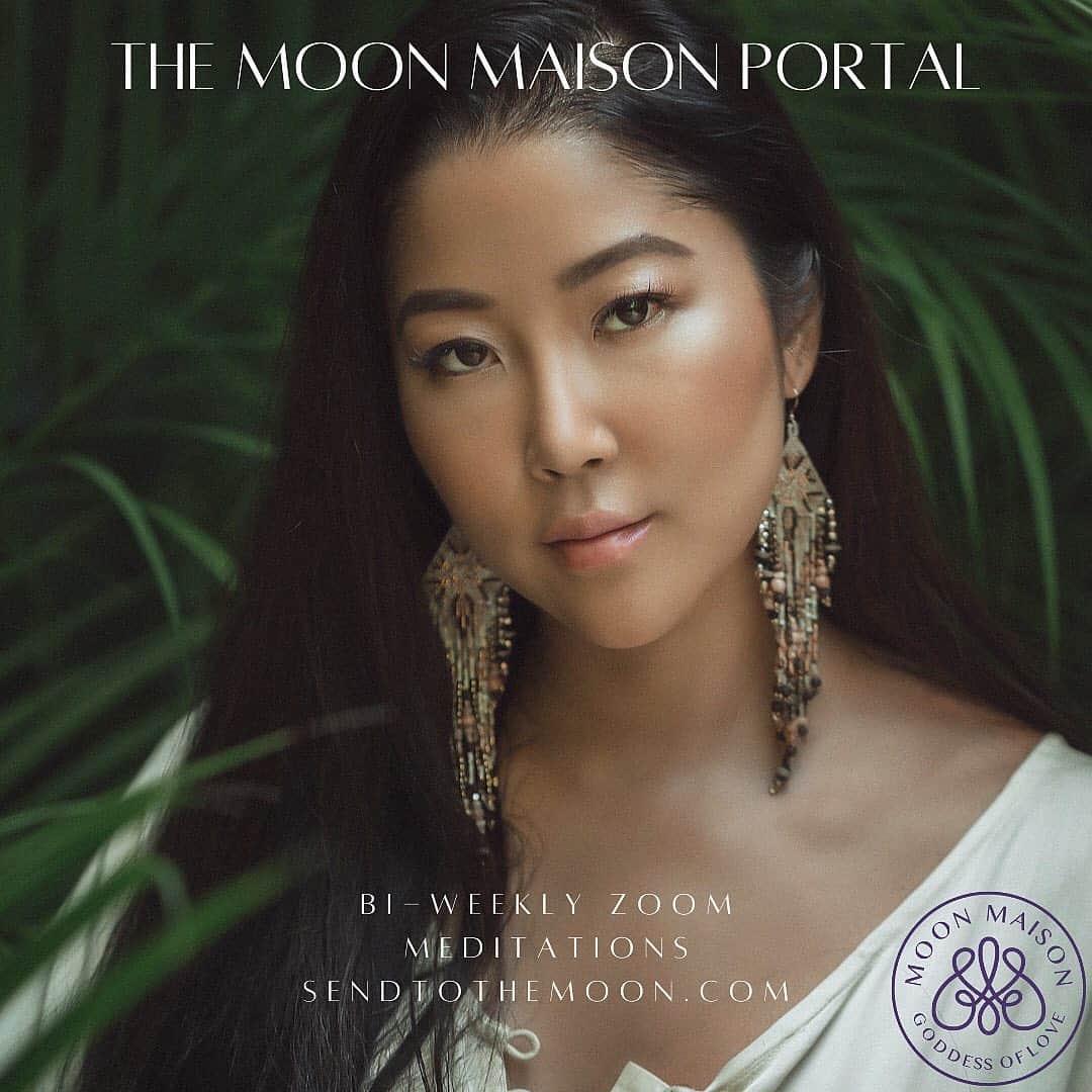 GODDESS OF LOVEのインスタグラム：「We are on a land full of Gods and Goddesses living as human beings. We can go into portals and connect with other light beings. Join my portal to explore the unknown. Healing is a by-product of the connection. Awaken your magical super powers. I can show you the way. In @themoonmaisonportal we meet Every Other Tuesday at 9pm EST. To join, go to sendtothemoon.com, love you, 🌝」