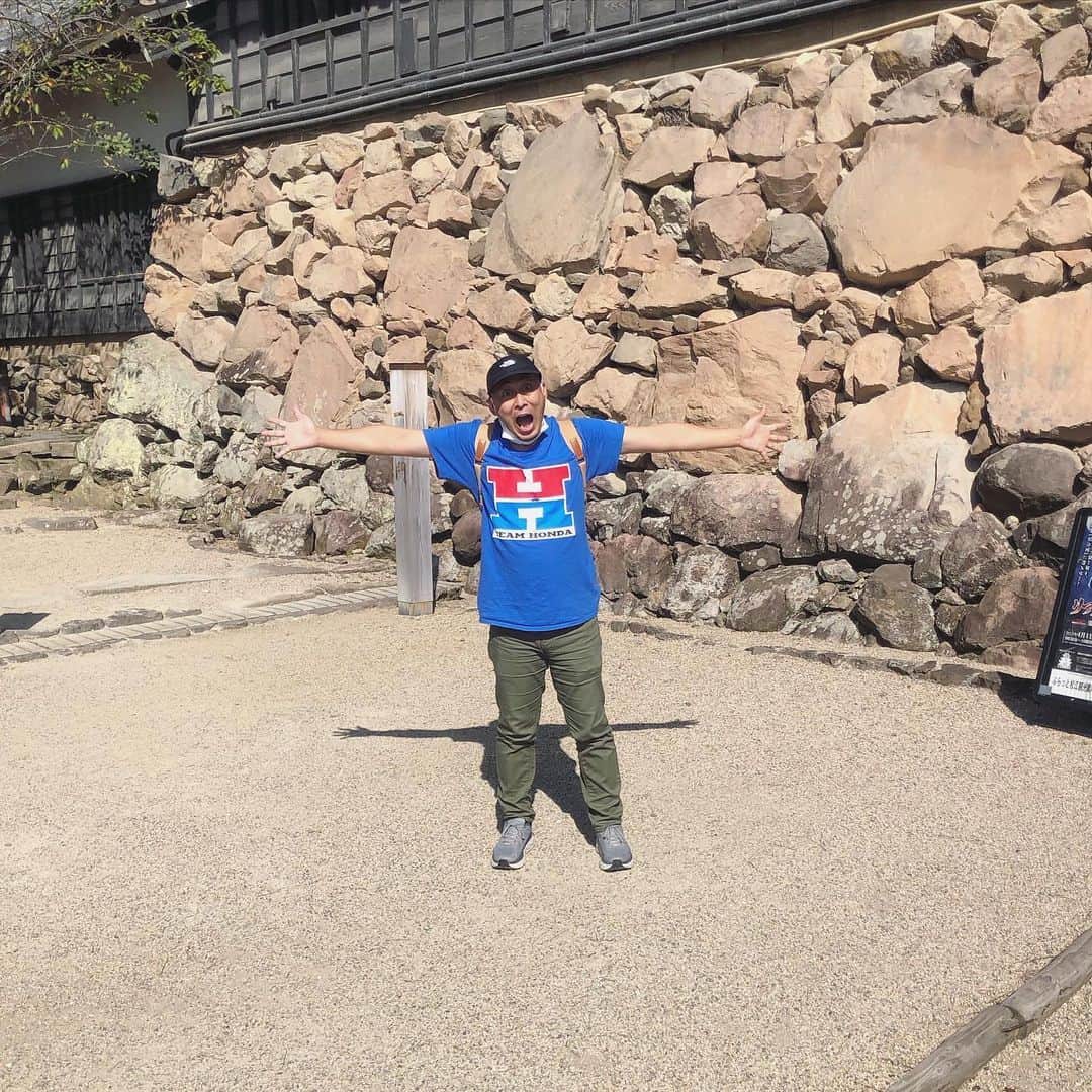 あさひさんのインスタグラム写真 - (あさひInstagram)「松江城にいって誰も歴史詳しくなくて最終的にパチンコの話盛り上がった思い出  #松江城 #錦鯉 #エイトブリッジ #ダニエルズ」10月5日 10時23分 - daniels_asahi