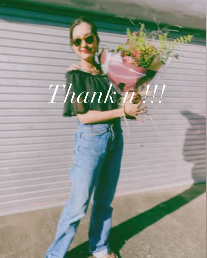 堀舞紀のインスタグラム：「🌹 . . . thank u ❤️ . . . 可愛い花束と、 可愛い💌らぶレター 貰いました❤️❤️❤️ . . 今年の誕生日は 何処もいけない自粛バースデー🤪 だったけど、、 (あ。コンビニだけいったわ) やっとこさ 1か月検診!!!なので 少しずつ イクラとのお出かけも スタートして行こうかな… . . 家族増えて、 まだ寝不足の中ペースを 掴めていなくてフラフラなんだけど… (ホルモン乱れまくり中) . . 既存メンバー3匹で 赤ちゃんのお世話👶🏽してる 時とか、 〜🧠💕〜 初めての時よりなんとなーく シアワセ、、 って思ったりしてます。 . . お誕生日プレゼントは "睡眠時間" 絶賛希望🙋🏽‍♀️〜 . . あとは 海行きたい、 海行きたい、 海行きたい、 . . . (え？！夏終わっちゃったの？ウソ！) . . . そんな、、 自分の誕生日どころぢゃない 今年の10月ですが… これからも4匹となった マイペースな我らを どうぞ 暖かいゆるやかな目で 見守って下さい🙇🏽‍♀️〜 . . . #40歳　になーちゃった！ #高齢出産　はキチィ。 #産後ママ  明日で　#生後1ヶ月  #誕生日プレゼント は #赤ちゃん　ww 自分で作って、 自分にプレゼントした🎁。 #10月4日生まれ」