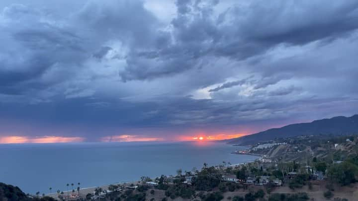 チャド・ロウのインスタグラム：「Mother Nature putting on a show at sunset!」