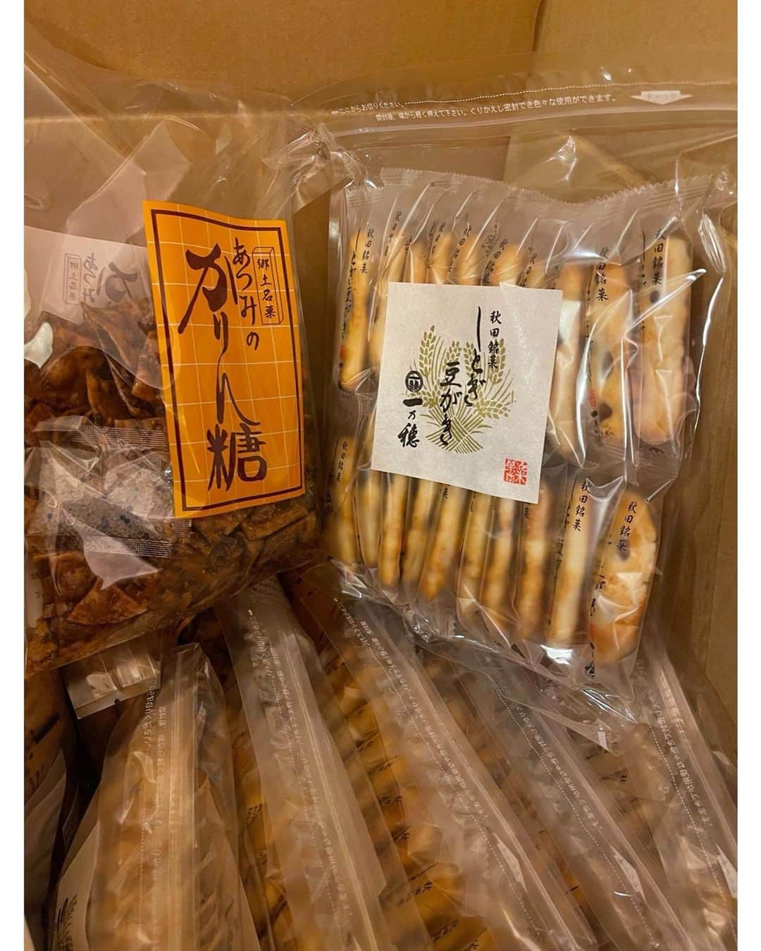 佐々木希さんのインスタグラム写真 - (佐々木希Instagram)「母が大阪に 大好きな秋田のお菓子を送ってくれました！大量♡ 最近ホテルで過ごしていると、秋田にいる家族の事を思い出して、帰りたくなってます😂笑 昨日は、上京したての頃、兄がこの曲（2枚目）を薦めてくれて、よく聞いてたのを思い出しました。懐かしい…  さて！醉いどれ天使！ 大好きなお菓子を食べて、今日も大阪公演行ってまいります！！！  #秋田名物 #あつみのかりん糖 #しとぎ豆がき」10月5日 11時38分 - nozomisasaki_official