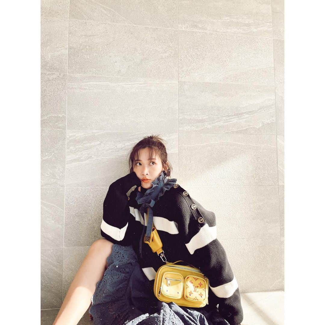 紗栄子さんのインスタグラム写真 - (紗栄子Instagram)「パリでは本日パリコレの最終日🌹 最終日の夜は @louisvuitton のショーです❤️‍🔥 パリに行きたい気持ちも山々だけど、日本にいる私たちも @louisvuitton のアカウントと、公式HPからタイムリーに2022年春夏ウィメンズファッションショーを観ることができますよ🙌🏻🥂🇫🇷 ただ、こちらでは今夜、日を跨いだ2時からのスタートなので、寝てるよーって方はアーカイブでチェックしてみてね🥰👍🏻✨  ちなみにこの写真のお洋服とバッグも @louisvuitton だよ💖 #louisvuitton」10月5日 11時45分 - saekoofficial