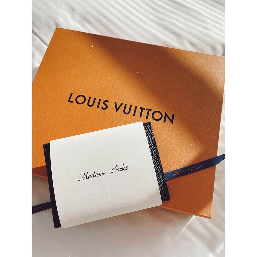 紗栄子さんのインスタグラム写真 - (紗栄子Instagram)「パリでは本日パリコレの最終日🌹 最終日の夜は @louisvuitton のショーです❤️‍🔥 パリに行きたい気持ちも山々だけど、日本にいる私たちも @louisvuitton のアカウントと、公式HPからタイムリーに2022年春夏ウィメンズファッションショーを観ることができますよ🙌🏻🥂🇫🇷 ただ、こちらでは今夜、日を跨いだ2時からのスタートなので、寝てるよーって方はアーカイブでチェックしてみてね🥰👍🏻✨  ちなみにこの写真のお洋服とバッグも @louisvuitton だよ💖 #louisvuitton」10月5日 11時45分 - saekoofficial