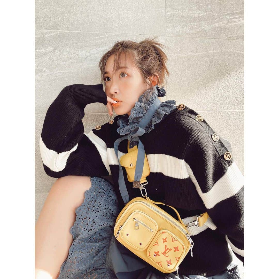 紗栄子さんのインスタグラム写真 - (紗栄子Instagram)「パリでは本日パリコレの最終日🌹 最終日の夜は @louisvuitton のショーです❤️‍🔥 パリに行きたい気持ちも山々だけど、日本にいる私たちも @louisvuitton のアカウントと、公式HPからタイムリーに2022年春夏ウィメンズファッションショーを観ることができますよ🙌🏻🥂🇫🇷 ただ、こちらでは今夜、日を跨いだ2時からのスタートなので、寝てるよーって方はアーカイブでチェックしてみてね🥰👍🏻✨  ちなみにこの写真のお洋服とバッグも @louisvuitton だよ💖 #louisvuitton」10月5日 11時45分 - saekoofficial