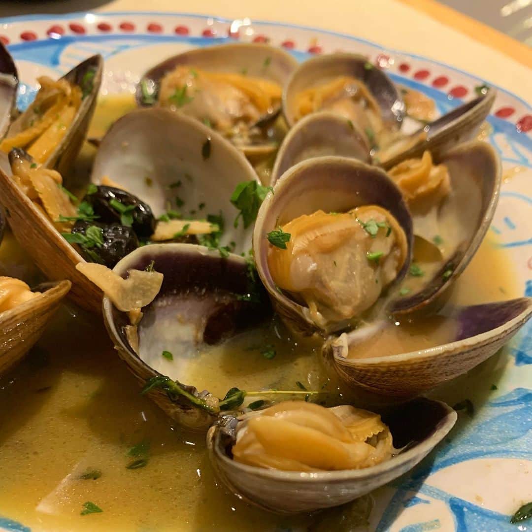 青山日和さんのインスタグラム写真 - (青山日和Instagram)「梅田イタリアン🍽 ㅤㅤㅤㅤㅤㅤㅤㅤㅤㅤㅤㅤㅤㅤㅤㅤㅤㅤㅤ ㅤㅤㅤㅤㅤㅤㅤㅤㅤㅤㅤㅤㅤ 梅田の東通りにNEW Openした @tolahumeda さん🇮🇹 テラス席もあるお洒落なイタリアンです♪ 　 イチオシのスパークリングワインに とっても合うアヒージョ、アサリの白ワイン蒸し ボロネーゼのパスタ🍝 　 そして 和牛のタリアータ🐄！！ 　 オーダーしたの全部美味しかった〜✨ 　 お洒落な店内に美味しいご飯… デートにも女子会にもぴったりな お店だなーと思います❣️ 　 ランチもやってるようなので 今度はランチにも行ってみよう😆✨ 　 #梅田ランチ#梅田グルメ#大阪グルメ_大阪観光#梅田イタリアン#東通り#大阪デート#大阪ランチ#大阪ディナー#デート#女子会#誕生日祝い#tolahumeda#タリアータ#スパークリングワイン」10月5日 11時48分 - hiyo131131
