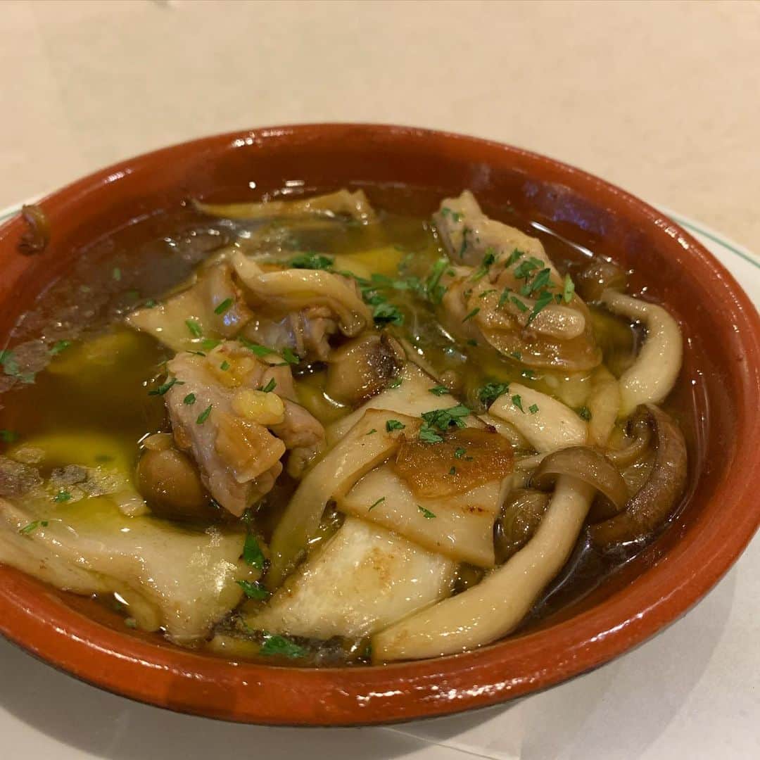 青山日和さんのインスタグラム写真 - (青山日和Instagram)「梅田イタリアン🍽 ㅤㅤㅤㅤㅤㅤㅤㅤㅤㅤㅤㅤㅤㅤㅤㅤㅤㅤㅤ ㅤㅤㅤㅤㅤㅤㅤㅤㅤㅤㅤㅤㅤ 梅田の東通りにNEW Openした @tolahumeda さん🇮🇹 テラス席もあるお洒落なイタリアンです♪ 　 イチオシのスパークリングワインに とっても合うアヒージョ、アサリの白ワイン蒸し ボロネーゼのパスタ🍝 　 そして 和牛のタリアータ🐄！！ 　 オーダーしたの全部美味しかった〜✨ 　 お洒落な店内に美味しいご飯… デートにも女子会にもぴったりな お店だなーと思います❣️ 　 ランチもやってるようなので 今度はランチにも行ってみよう😆✨ 　 #梅田ランチ#梅田グルメ#大阪グルメ_大阪観光#梅田イタリアン#東通り#大阪デート#大阪ランチ#大阪ディナー#デート#女子会#誕生日祝い#tolahumeda#タリアータ#スパークリングワイン」10月5日 11時48分 - hiyo131131