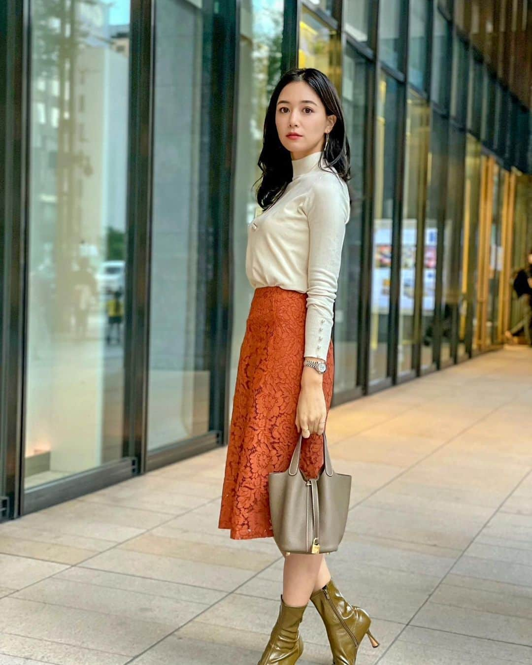 石井里奈さんのインスタグラム写真 - (石井里奈Instagram)「こんにちは🧡 . 秋の通勤コーデ✨ もうニットの季節ですね🧶 薄手のニットは今の季節ぴったり！ @saisondepapillon_official のプチプラアイテムでコーデしてみたよ💛 . tops... 袖パールプチハイネックニット　2,180円(税込) skirt... フラワー総レーススカート4,490円(税込) . 何と全身で1万円いかないんです！👀 ニットは袖にパールもついてて着心地も最高で本当にお値段以上！ スカートは秋らしいカラーでレースもしっかりしてて可愛いです！ . しかも昨日から楽天お買い物マラソンも始まってるみたい！しかも今日はポイント5倍Dayみたいだよ❤️ ぜひこの機会にチェックしてみてね💛 . #SAISONDEPAPILLON #セゾンドパピヨン #ファッション #秋 #ソフトエレガント #ナチュラル #楽天 #rakuten #PR #プチプラコーデ #楽天お買い物マラソン #ファッション通販 #プチプラ #秋服コーデ #秋コーデ #通勤コーデ #オフィスコーデ #オフィスカジュアル #オフィス #秋カラー #ニットコーデ #ニット #レーススカート #タイトスカート #エルメス #hermes #ピコタン #charlesandkeith #ブーツコーデ #秋服」10月5日 12時02分 - ri7tin1025