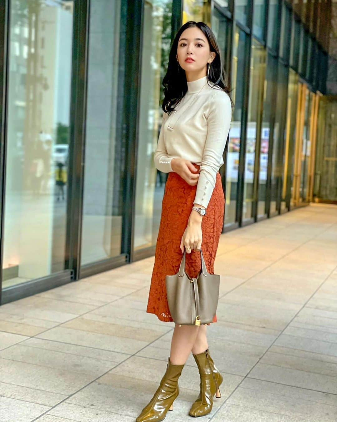 石井里奈さんのインスタグラム写真 - (石井里奈Instagram)「こんにちは🧡 . 秋の通勤コーデ✨ もうニットの季節ですね🧶 薄手のニットは今の季節ぴったり！ @saisondepapillon_official のプチプラアイテムでコーデしてみたよ💛 . tops... 袖パールプチハイネックニット　2,180円(税込) skirt... フラワー総レーススカート4,490円(税込) . 何と全身で1万円いかないんです！👀 ニットは袖にパールもついてて着心地も最高で本当にお値段以上！ スカートは秋らしいカラーでレースもしっかりしてて可愛いです！ . しかも昨日から楽天お買い物マラソンも始まってるみたい！しかも今日はポイント5倍Dayみたいだよ❤️ ぜひこの機会にチェックしてみてね💛 . #SAISONDEPAPILLON #セゾンドパピヨン #ファッション #秋 #ソフトエレガント #ナチュラル #楽天 #rakuten #PR #プチプラコーデ #楽天お買い物マラソン #ファッション通販 #プチプラ #秋服コーデ #秋コーデ #通勤コーデ #オフィスコーデ #オフィスカジュアル #オフィス #秋カラー #ニットコーデ #ニット #レーススカート #タイトスカート #エルメス #hermes #ピコタン #charlesandkeith #ブーツコーデ #秋服」10月5日 12時02分 - ri7tin1025