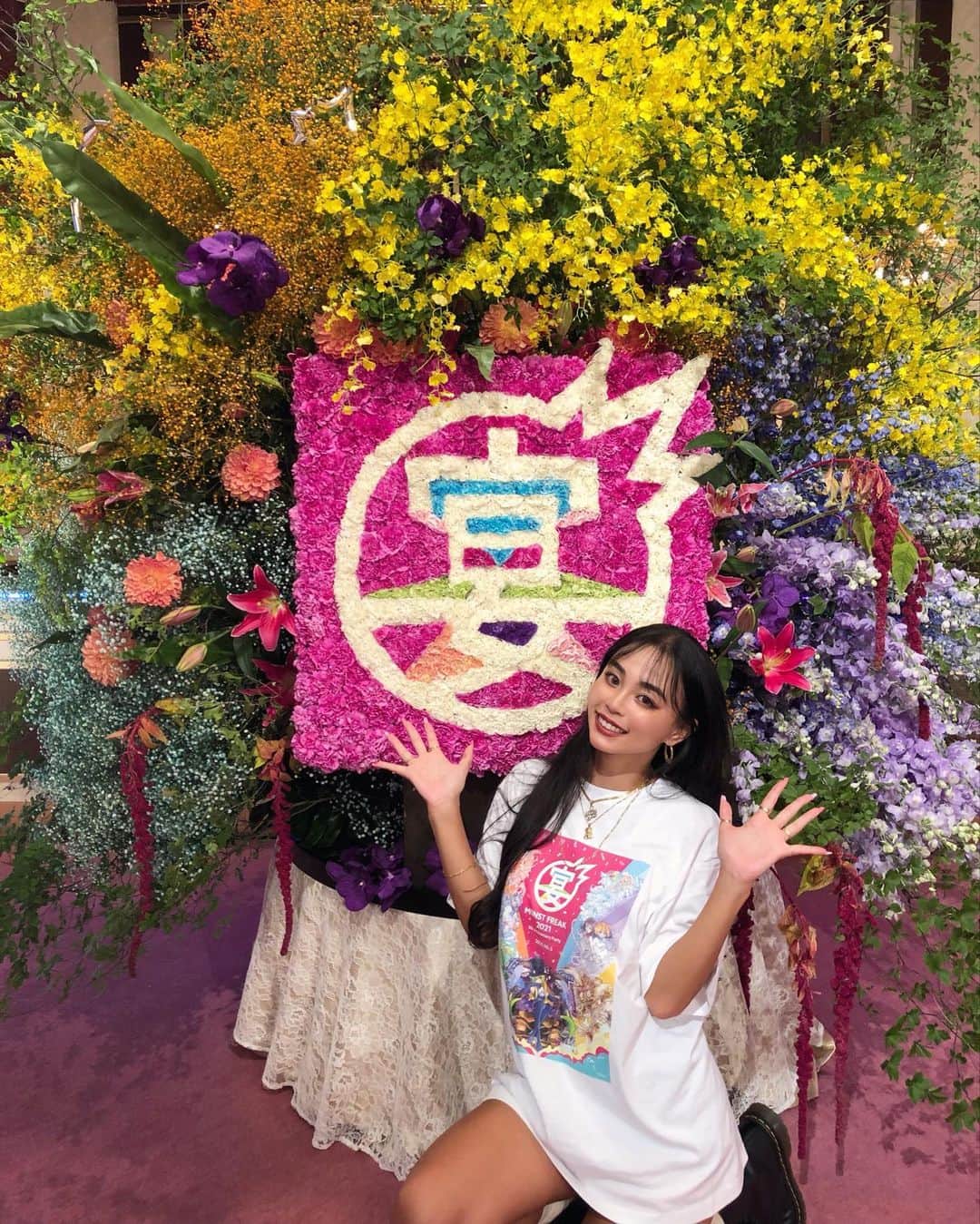 のインスタグラム：「. やっほゆみだよ🐶💕💕 モンストのイベント会場の素敵なお花のアレンジで宴と😆💕 華やかだった🥳💐 モンフリで女性の方に「肌綺麗ですね✨」って言われて嬉しかった🤭💕 #エスビューティークリニック　通っててよかったって思う瞬間よね🤭💕 @sbeautyclinic  . . #肌改善 #ニキビ肌改善 #毛穴改善 #アンチエイジング #痩身 #美容外科」