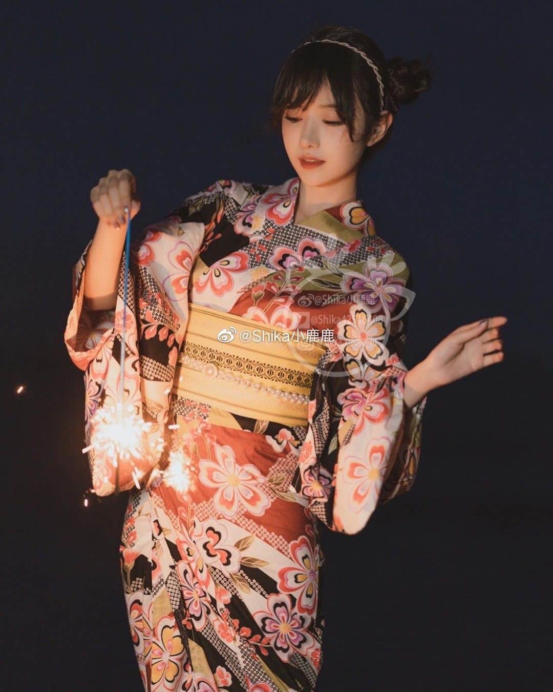 shikaさんのインスタグラム写真 - (shikaInstagram)「あと何度君と同じ花火を见られるかな」10月5日 12時18分 - shika.xiaolu_lu