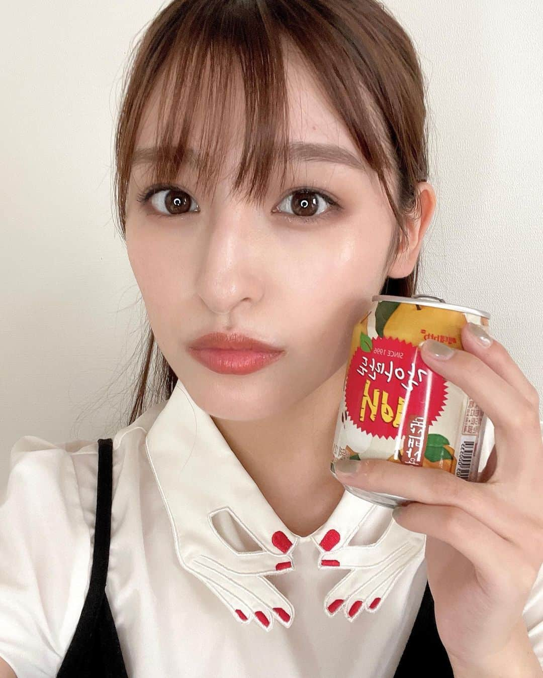 森高愛さんのインスタグラム写真 - (森高愛Instagram)「🍐  韓ビニに行ってきた☺︎ 飲んでるのは梨ジュース🍹 果汁入っててざらざら？してて美味しかった😂💕  ガーリックポテチは絵のままガーリックトーストがポン!っと出てきた感じ！ これ食べ出したら止まらないやつ😂😭  コスメも売ってたし、今流行りの宇宙グミ？も売ってたよ🥺 見た目と値段にびっくりして買えなかったけど、、😑（1つ250円くらいしてた😂）  カップ麺どんな味か食べたことある人教えて〜💦  #韓ビニ #韓国 #梨ジュース」10月5日 12時21分 - ai_moritaka_official