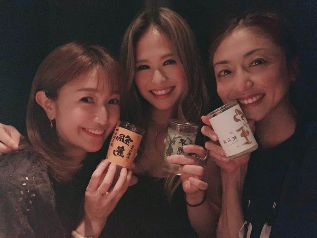 中川愛海さんのインスタグラム写真 - (中川愛海Instagram)「この３人最近よく会わない？というくらい…❤️ 美央ママとも会えば頻度上がりますが…会わない時期はばたり。そんな関係性が一番良き！ いつもありがとう😊❤️ 日本酒の瓶が並ぶと可愛い😍 @ami_nakagawa_  @ami_nakagawa_amyuran @mio.gray #中川愛海 #一日一回 #恵比寿グルメ #恵比寿buri #ご当地日本酒飲み比べ #恵比寿くるり #くるり恵比寿 #たこ焼きくるり」10月5日 12時25分 - ami_nakagawa_