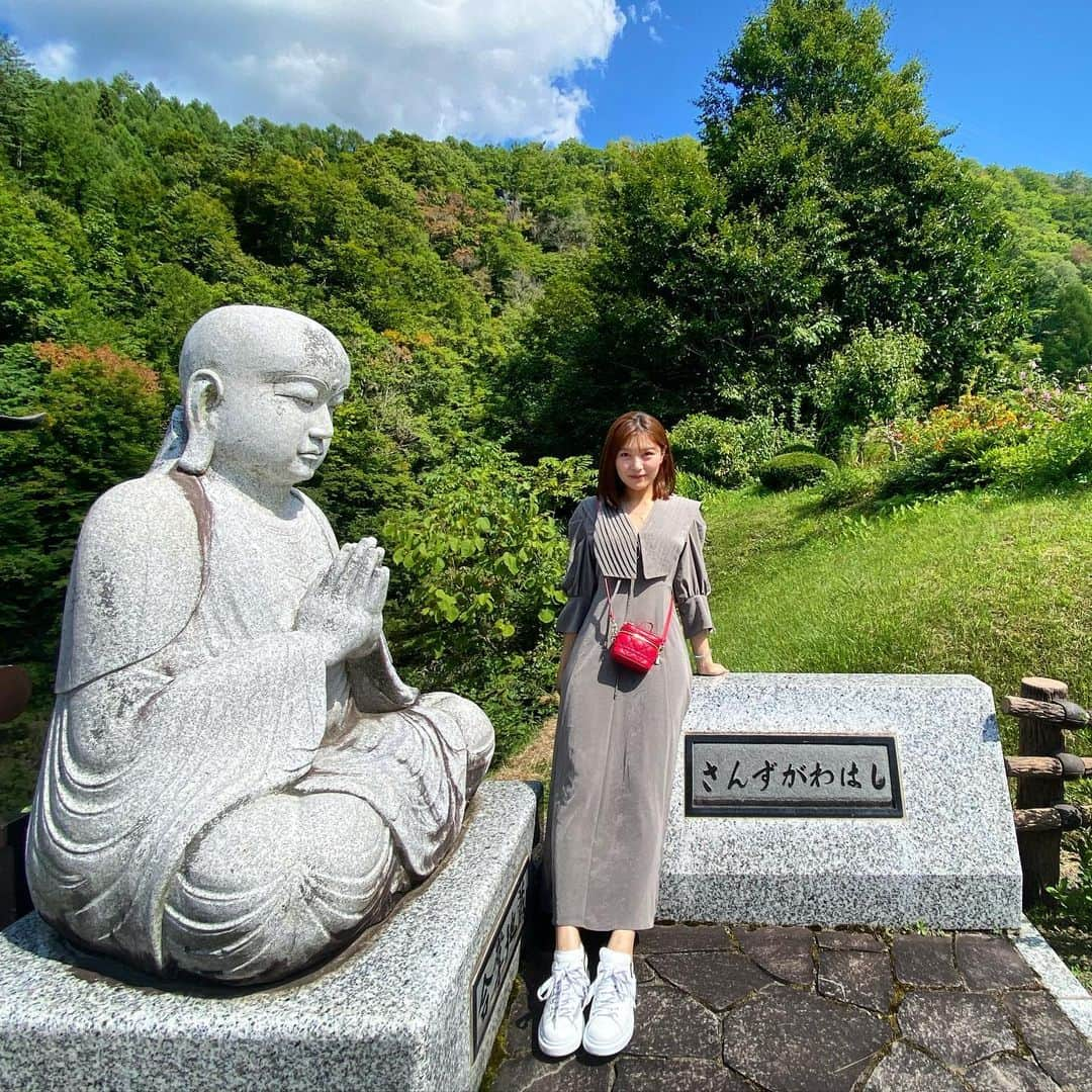 藤村椿のインスタグラム：「お地蔵さま😌🙏😌 #三途川 #渓谷 #秋田県 #東北 #東北大好き  #東北観光 #旅スタグラム #旅女 #眩しい顔」