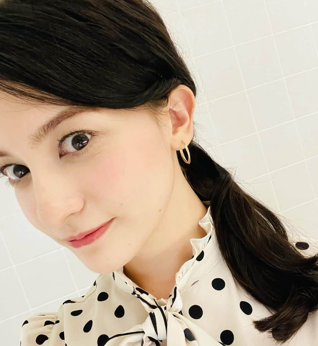 エリザベス・ハードキャッスルさんのインスタグラム写真 - (エリザベス・ハードキャッスルInstagram)「news every.衣装👗  9月の4週分をどどっと！更新します😊  9月6日(月) 大ぶりリボンが可愛い♪ベージュがあるだけで秋らしくなりますよね🍁  トップス @lecrin71  パンツ @msgracy_official   9月7日(火) シンプルなオフホワイト🤍実はズボンなサロペットで動きやすいのです💫  @ladymade_official   9月8日(水) このトップスすごく好みです☺️ヘアセットは一束ですっきりさせてコーディネートを目立たせてみました😚  トップス @lecrin71  スカート @ladymade_official   9月9日(木) シンプルだけど、スカートのこっくりカラーがいいですよね🧡これからの時期大活躍しそうな！  スカート @msgracy_official   9月10日(金) パキッと綺麗な紫💜ワンピース自体はシンプルなデザインなので大人っぽくみえますね🌟  @wildlily_daikanyama   素敵な衣装をありがとうございました😊  #日本テレビ #newsevery. #アナウンサー #キャスター #アナウンサー衣装」10月5日 12時44分 - elizabeth_hc49