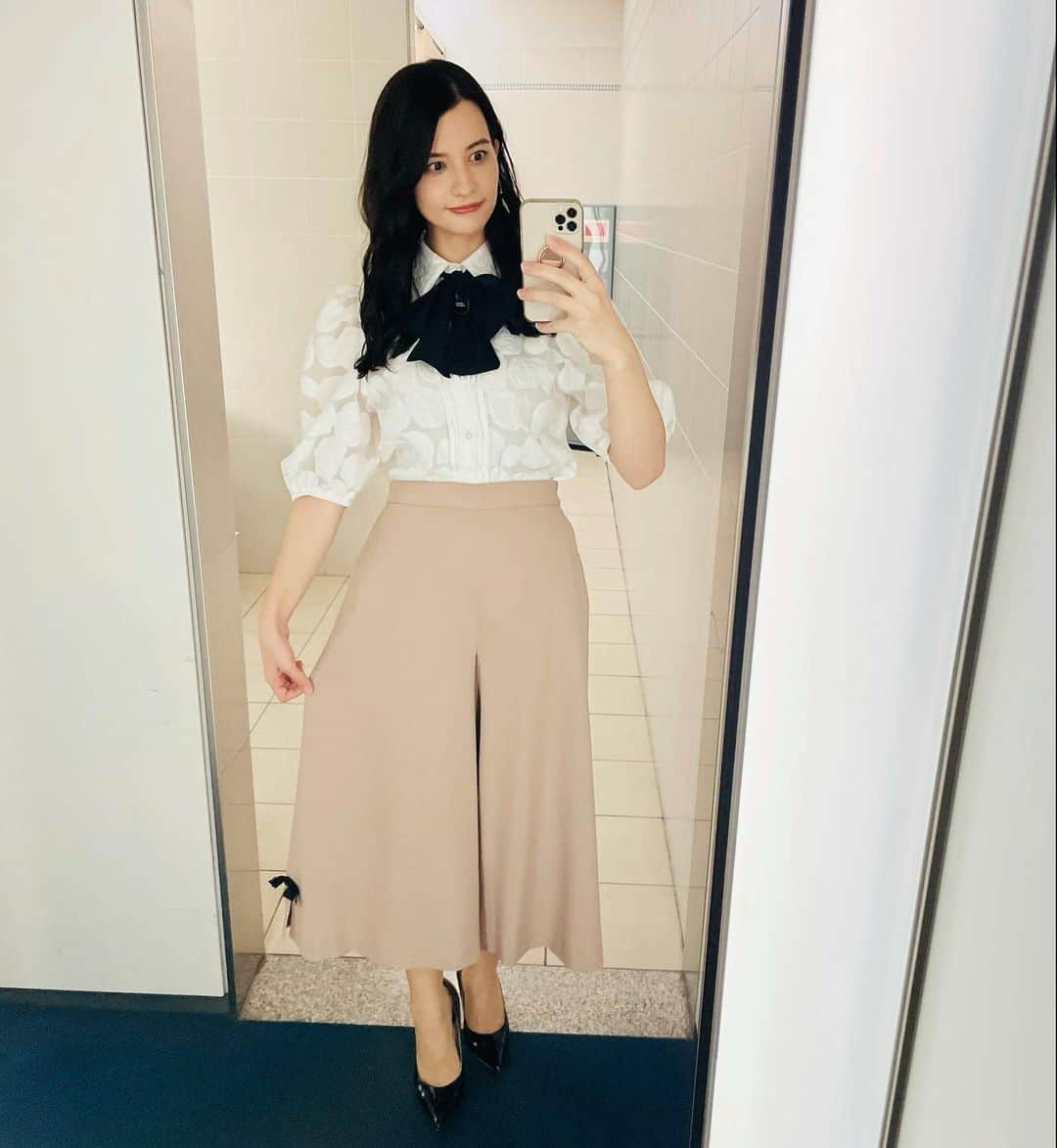エリザベス・ハードキャッスルのインスタグラム：「news every.衣装👗  9月の4週分をどどっと！更新します😊  9月6日(月) 大ぶりリボンが可愛い♪ベージュがあるだけで秋らしくなりますよね🍁  トップス @lecrin71  パンツ @msgracy_official   9月7日(火) シンプルなオフホワイト🤍実はズボンなサロペットで動きやすいのです💫  @ladymade_official   9月8日(水) このトップスすごく好みです☺️ヘアセットは一束ですっきりさせてコーディネートを目立たせてみました😚  トップス @lecrin71  スカート @ladymade_official   9月9日(木) シンプルだけど、スカートのこっくりカラーがいいですよね🧡これからの時期大活躍しそうな！  スカート @msgracy_official   9月10日(金) パキッと綺麗な紫💜ワンピース自体はシンプルなデザインなので大人っぽくみえますね🌟  @wildlily_daikanyama   素敵な衣装をありがとうございました😊  #日本テレビ #newsevery. #アナウンサー #キャスター #アナウンサー衣装」