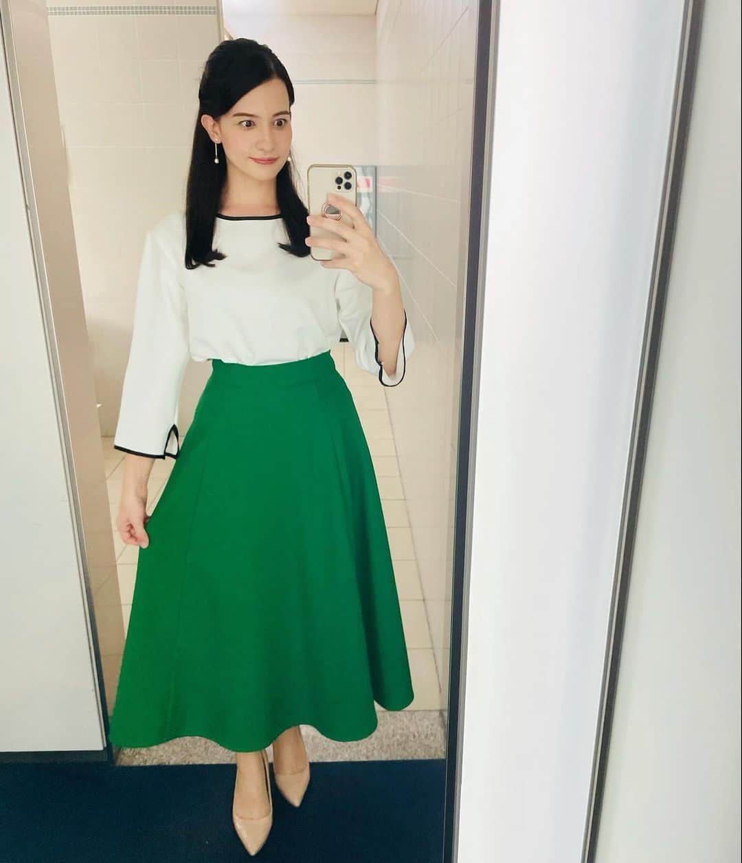 エリザベス・ハードキャッスルのインスタグラム：「news every.衣装👗  9月13日(月) とても綺麗な緑のスカート💚トップスもスカートも使い勝手が良さそうでお気に入りでした😊  @lesoukholiday_official   9月14日(火) 写真が撮れてなくてごめんなさい😭 上下茶のワンピースのようなセットアップでした🐻シンプルですけど秋らしいコーデでした🍁  @renorm_official   9月15日(水) 半袖ニットって着られる時期が絶妙に限られてるからこそ愛おしい❤️スカーとの形が綺麗でウエストがしっかりキュッとしていて素敵なのです🌟  トップス @lesoukholiday_official  スカート @daimatsusanparie   9月16日(木) パリッとしたオレンジざ目に映えますよね🍊トップスのフリルもとてもかわいかった☺️  トップス @pierrot_shop  スカート @daimatsusanparie   9月17日(金) シンプルワンピース💫綺麗ですよね✨着心地もよくて、いろんな場面で使える優秀ワンピだと思います🤔  @aquagarage   アクセサリーは全て @lattice_lessignes   素敵な衣装をありがとうございました😊 #日本テレビ #newsevery. #アナウンサー #キャスター #アナウンサー衣装」