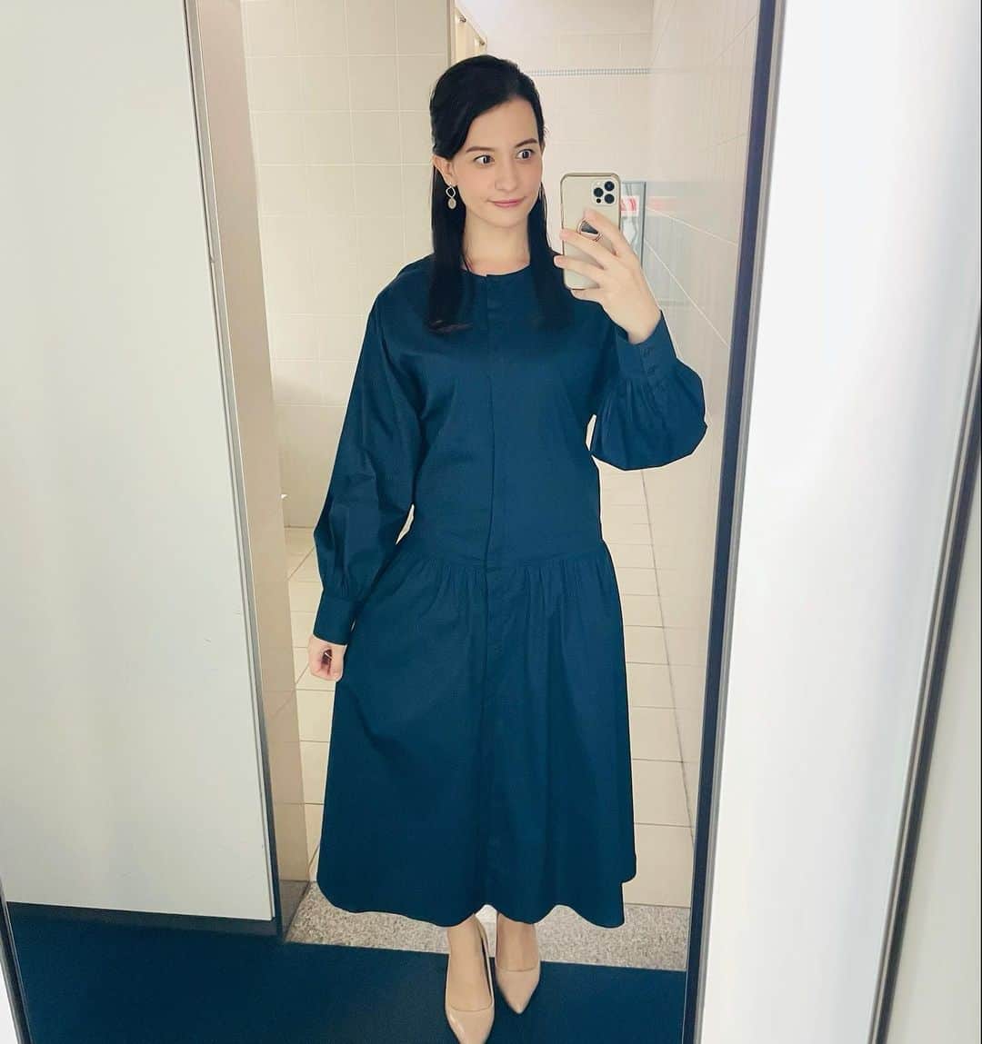 エリザベス・ハードキャッスルのインスタグラム：「news every. 衣装👗  9月20日(月) シンプルなネイビーワンピース💙切り替えの位置が少し下めなのが珍しいくて、スラリと見える気がする💫  @renorm_official   9月21日(火) そのズボンがとても着心地が良くて軽くてよかったー！トップスは袖がゆったりとしたデザインでした🌿  パンツ @renorm_official   9月22日(水) 厚めの温かみのあるスカート☘️明るいチェック柄って、暗くなりがちの秋冬にはアクセントになって良さそう😊トップスは薄手で着心地よかった💚万能トップスです✨  トップス @pierrot_shop   9月23日(木) 黄色が綺麗なトップス🌟ボタンも💓下はスカートに見えるけど実はふんわりしたパンツ！楽に着られそうでよかったです☺️  @renorm_official   アクセサリーは全て @lattice_lessignes   素敵な衣装をありがとうございました😊  #日本テレビ #newsevery #アナウンサー #キャスター #アナウンサー衣装   9月24日(金) 写真が撮れてなかった😱 水色のタートルニットにネイビーワンピースを重ねたコーデでした！ 水色が綺麗で、青に統一された大人っぽい雰囲気でした💙  @daimatsusanparie」