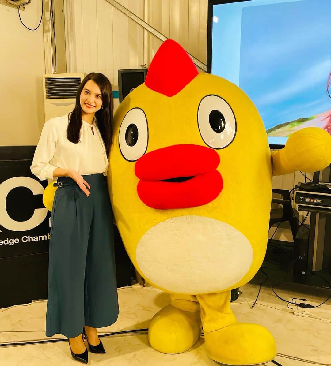 のインスタグラム：「news every. 衣装👗  9月27日(月) 衣装だけの写真がなくて、 EXILEさんのインタビューに一緒に来てくれたそらジローとの写真で🤗💕 緑のパンツがすごく動きやすくてよかった🌱 トップスはシンプルだけど間違いなく使いやすくて綺麗なトップスでした💫首元にひとひねりあっておしゃれなんだー🌟  @12twelveagenda   9月28日(火) 大人っぽい茶色のトップスにネイビーレースのスカート🥳 すっきりしてて綺麗ですよね💕  @12twelveagenda   9月29日(水) シンプルなシャツ風ワンピース🐻襟があるのって私好きなんです☺️落ち着いた色合いなので、髪はアップにしてすっきりさせました！  @12twelveagenda   9月30日(木) ストンと綺麗なデザインのスカートは光沢感も綺麗でした🪐トップスのボタンのビジューも色も可愛かった💓  @12twelveagenda   10月1日(金) ラストevery.の衣装！小花柄💐秋らしい色合いのワンピースですが、華やかさもあって袖の透け感もかわいかったです🥰  @ori_by_chouori   アクセサリーは全て @raffia_kobe   素敵な衣装をありがとうございました😊  そして、2年間衣装を用意してくださった大好きゆみさん❤️　@azzurro_yumi   いつも会えるときが楽しくて、ゆみさんのセンスが大好きで！ ゆみさんに衣装の担当をしていただけて私はすごく幸せでした☺️ 2年間支えてくださり、本当にありがとうございました🥺 今までより会える頻度は少なくなっちゃうと思うけど 今後ともよろしくお願いします😊  衣装を提供してくださった各ブランド様も本当にありがとうございました☺️💕 素敵な衣装を着られて本当に幸せな日々でした😊❤️   #日本テレビ #newsevery. #アナウンサー #キャスター #アナウンサー衣装」