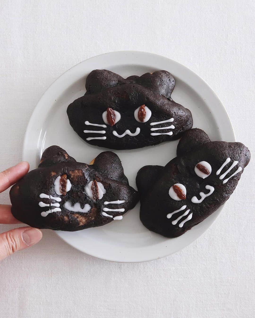 樋口正樹さんのインスタグラム写真 - (樋口正樹Instagram)「black cats . アンデルセンの期間限定の 黒猫チョコクリームパンと 再び目が合いまして、購入。 先日よりぶっちょな３姉妹。 持ち帰る際の不注意により 左下の一つはすこし潰れて 痛々しいことに、、ごめん🙏 . 焼きたてパンは生き物です、 みなさんもご注意ください😊 . ちなみに、アンデルセンの このパンのハッシュタグを 見るとかなり個性ある子が いて、見るのおもしろいよ。 👉👉👉 #黒猫チョコクリームパン @andersen_official_jp . . . ボナさんと比較もしてみた。 白目のところ黄色くしたい🤔 . . #黒猫 #クロネコ #猫パン #ねこパン #子猫 #にゃんすたぐらむ #ねこすたぐらむ #にゃんだふるらいふ #猫好きな人と繋がりたい  #菓子パン #アンデルセン #アンデルセンのパン #パンのある暮らし #パンのある生活 #パンスタグラム #パン大好き #andersen #blackcat #blackcats #catsofinstagram」10月5日 12時47分 - higuccini