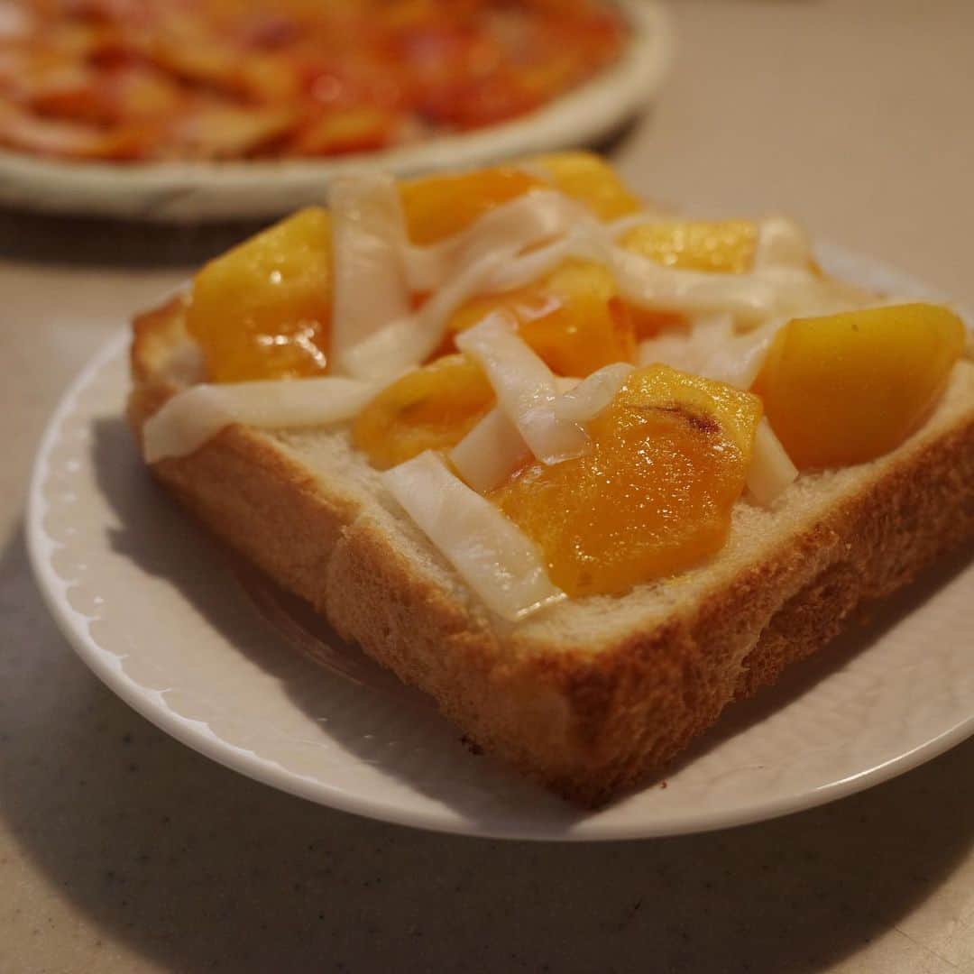 高垣麗子さんのインスタグラム写真 - (高垣麗子Instagram)「* 毎年、柿が豊富な時期は柿チーズトースト  柿の甘さとチーズの塩気がよい塩梅😋 好みが分かれるそうだけど、私は好きです✨ * #柿 #柿チーズトースト」10月5日 12時50分 - reikotakagaki