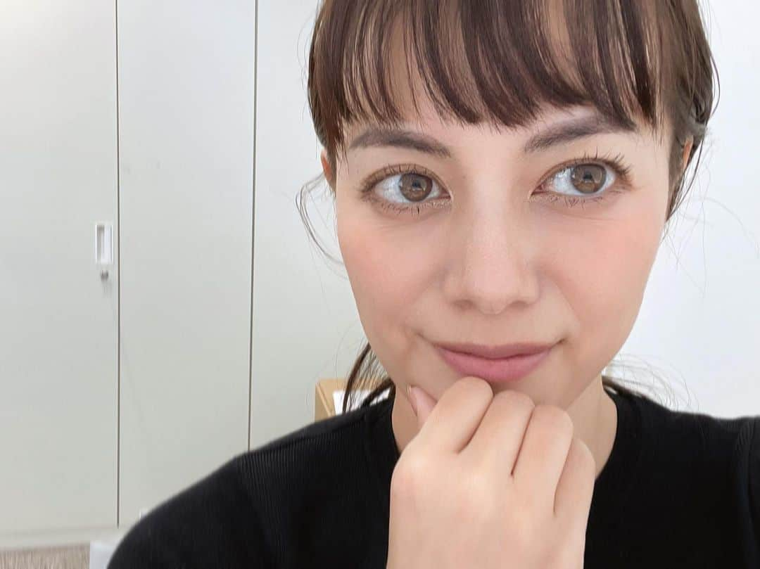 中林美和さんのインスタグラム写真 - (中林美和Instagram)「最近前髪を切ったから、 顔のパーツの密度が気になる🤣 なので毎日のようにEtoēのカラコンを着けてます。 ナチュラルカラーのカラコンを入れると、 目の印象が柔らかく見えてバランスが取りやすい。 特に前髪さんは目が強調されやすいからやってみて！！ メイクや服に合わせてカラコンのカラーを変えてるけど 髪色や髪型にも合わせるといいみたい！ っていう発見でした♡  私が着けているのはEtoē Naturalというカラーです❣️  #Etoe#エトエ#EtoeNatural#カラコン#大人のカラコン#とっても自然 @etoe_official」10月5日 13時01分 - miwanakabayashi