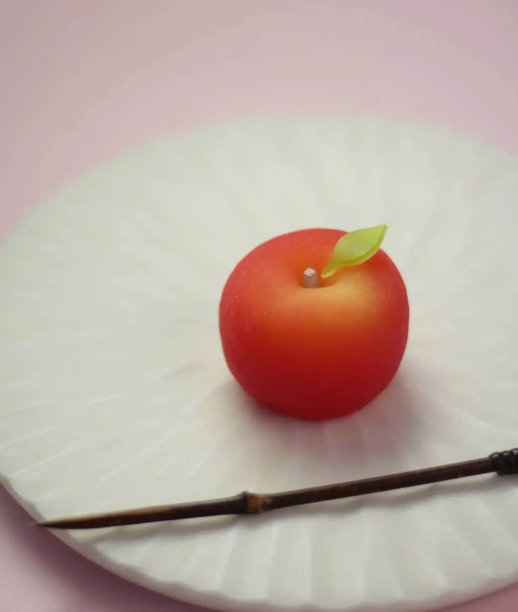 和菓子職人 三納寛之のインスタグラム：「『林檎』  外郎製 林檎餡  今年は練り切りではなく外郎生地にしました🍎リアルに見えるのは練り切りだけど果物系の餡には外郎生地の方が味的に好き☆  今月の販売は12日㈫、17日㈰が星が丘テラス27日㈬が岐阜本巣市atelierフェリスになります。  上記直接販売のご予約承ります。 販売商品は 上生菓子6個入り 2800~3000  (内容おまかせ) 干菓子ひかりの雫、恋心、各1箱1200 森のしらべ白、黒、各1個200  DMにて、ご予約のお日にち、お名前、お電話番号、ご入用の商品と数をお送りください。 こちらの注文担当者からの返信をもちましてご予約完了となります。  ―――――――――――――――  #和菓子#wagashi#和の菓さんのう#三納寛之#🍎#林檎#Apple#器#やきもの#甘いもの#おやつ#スイーツ#名古屋#岐阜#茶道#主菓子#抹茶#あんこ#和スイーツ#上生菓子#生菓子」