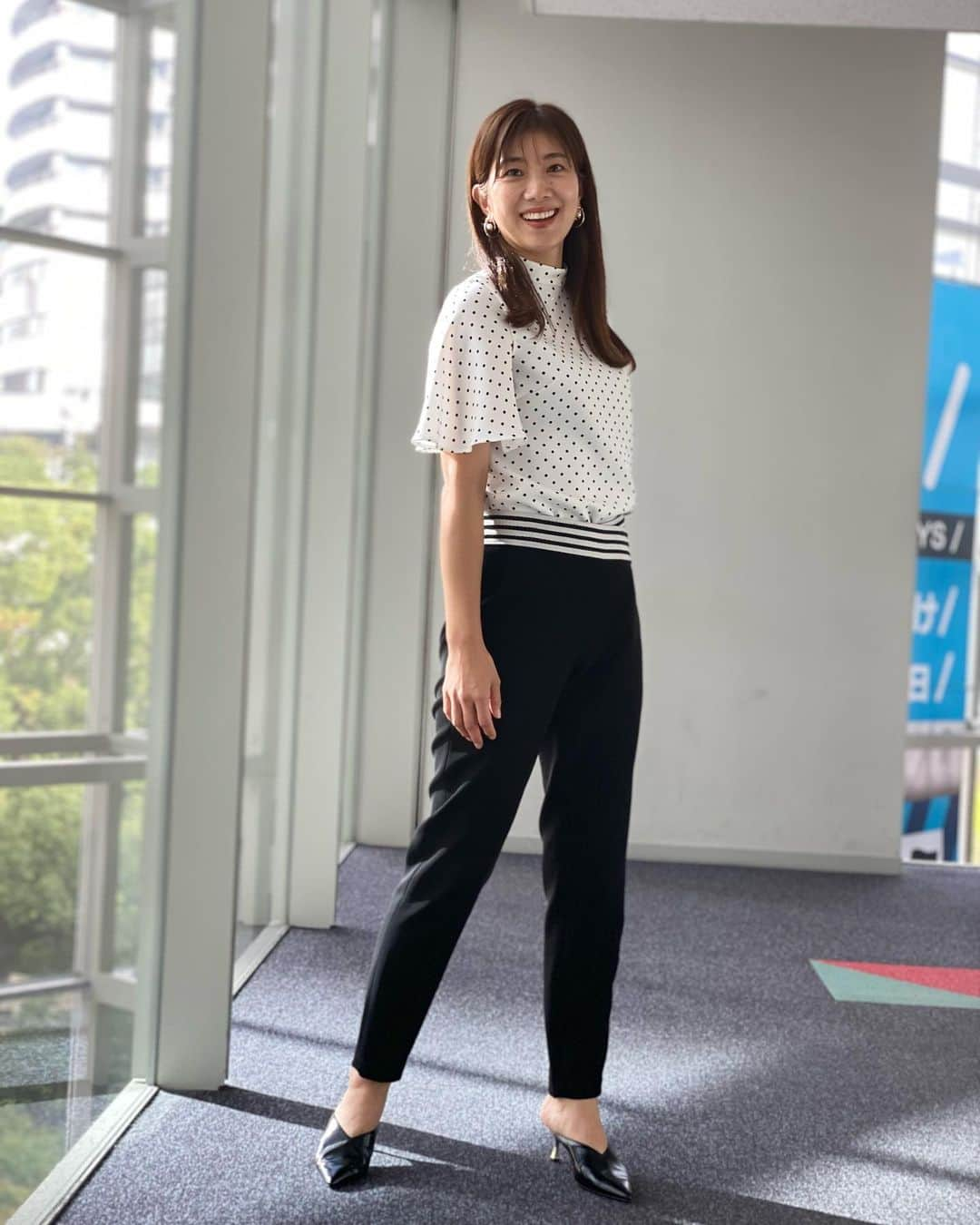 潮田玲子さんのインスタグラム写真 - (潮田玲子Instagram)「グッドモーニング、こちら先週の衣装ですー🙋‍♀  ブラウス.パンツ @bordersatbalcony_official  ピアス @253_Bijoux  パンプス @randa_pic 私服でも愛用してる @bordersatbalcony_official でした🙆‍♀️  #グッドモーニング #火曜日スポーツコメンテーター #衣装紹介」10月5日 13時40分 - reikoshiota_official