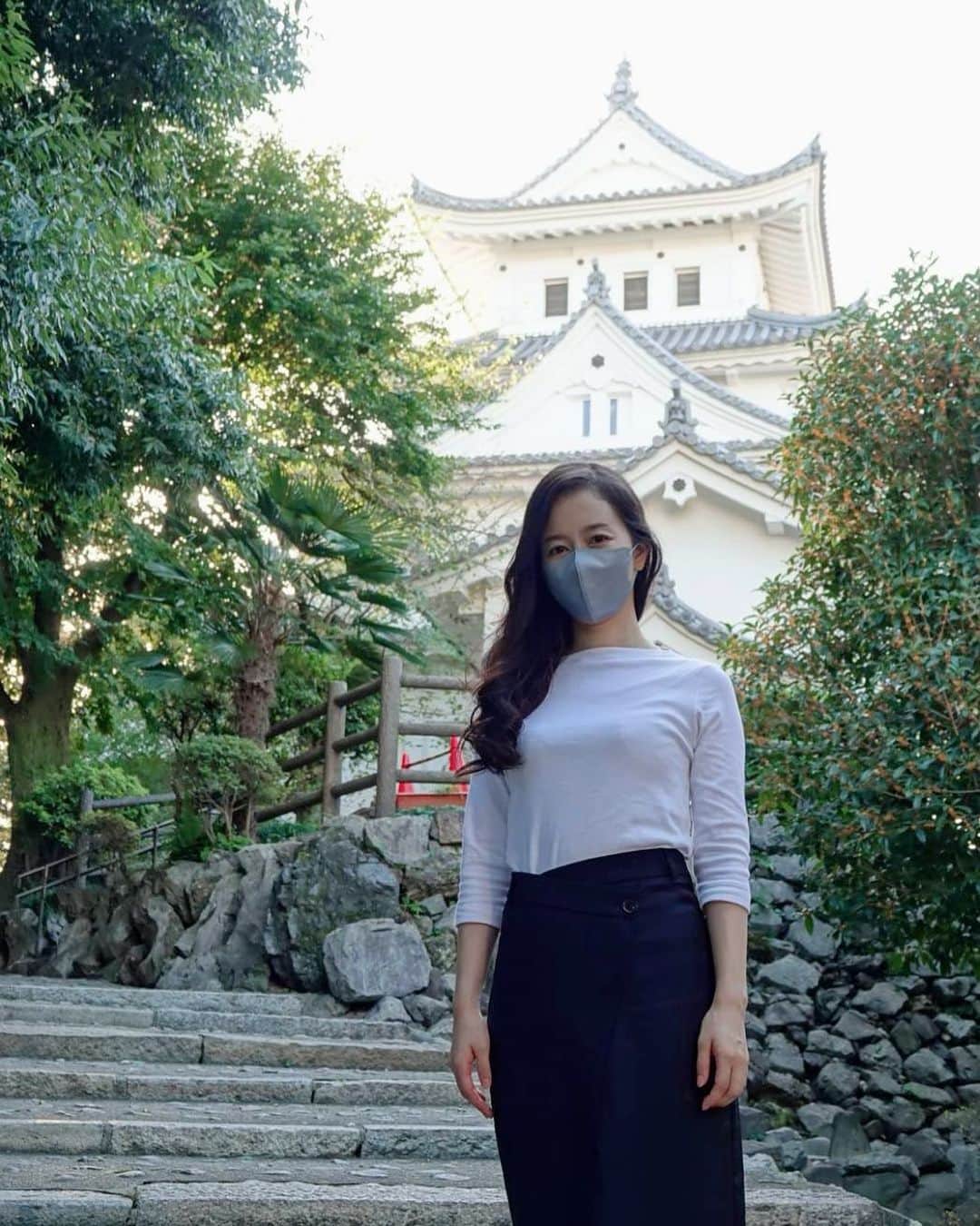 のインスタグラム：「ねんど教室後に立ち寄った大垣城。レトロな雰囲気の温かな街でした→ @nendol_photo   大垣駅前のアーケードの屋根に階段がたくさんあったのですが、ヒミツをご存知の方がいらしたら教えてください😁  #businesstrip #gifu #ogaki #ogakicastle #castle #出張 #大垣市 #大垣城」