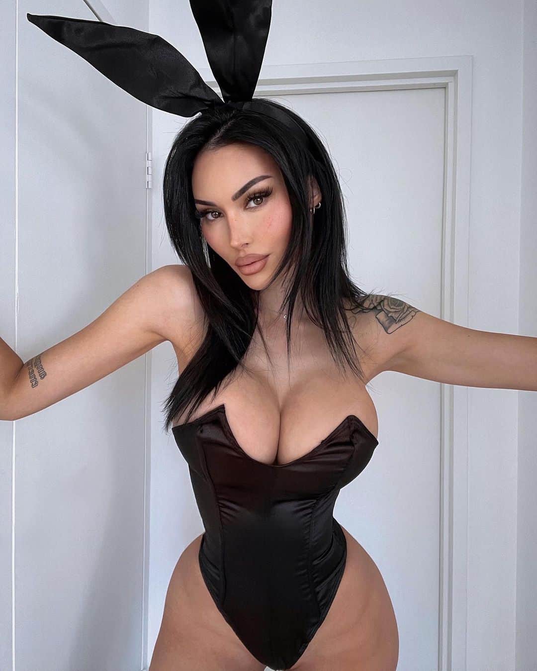 ANNELESE MILTONのインスタグラム：「Halloween bunny 🎃 @fashionnova do you like costume number ONE? There’s more coming 👻 fashionnovapartner」