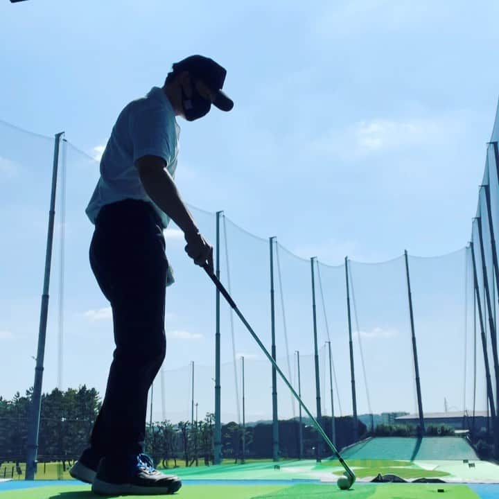 すずけんのインスタグラム：「初回レッスン終了ー🤩🤩  めっちゃ楽しかったし、気持ちよかったー🏌️‍♂️🏌️‍♂️☀️☀️  90分レッスン7番アイアンだけで終わりましたー笑笑  さて、上手くなるかしら？🦍🦍🦍🦍  #ゴルフ #初心者」