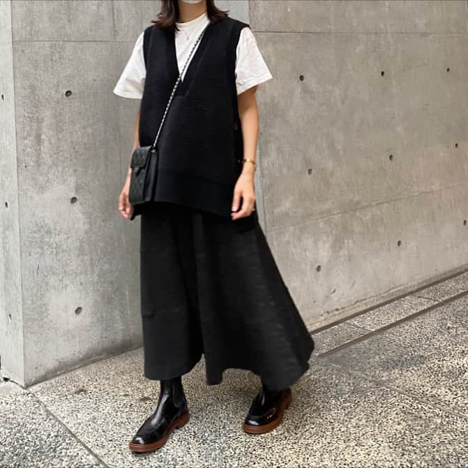 urakoのインスタグラム：「. 🖤🤍 最近安定のモノトーンコーデ . 何かと合わせやすく ブーツにも合う丈感で お気に入りの ジャガードフレアスカート🥰 . . #MACHATT #chanel  #tods」