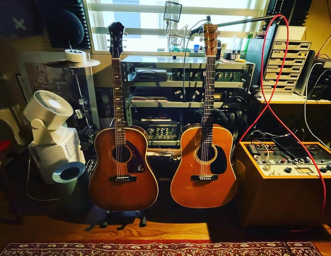 まつきあゆむのインスタグラム：「rickenbacker4001探しにいったはずがアコギ2本ゲット。出会い優先。 #epiphonetexan #1964 #martind28 #2003」