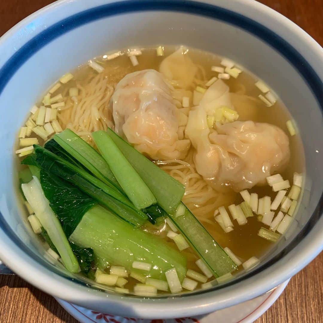 内山信二のインスタグラム：「遅めのランチ‼️  虎ノ門ヒルズで海老ワンタン麺🦐」