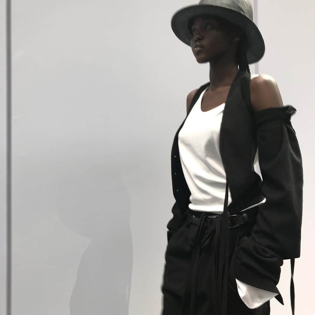 装苑さんのインスタグラム写真 - (装苑Instagram)「昨年、セバスチャン・ムニエが退任したANN DEMEULEMEESTERはクリエイティブチームによるコレクションを発表。  色は白と黒のみで統一され、ブラックリボンが厳格さの中にロマンチックなムードを添えていました。ボーラーハットと小さなブーケの装飾も印象的。 （パリ支局）  #ParisFashionWeek #SS2022 #ANNDEMEULEMEESTER」10月5日 15時37分 - soenonline